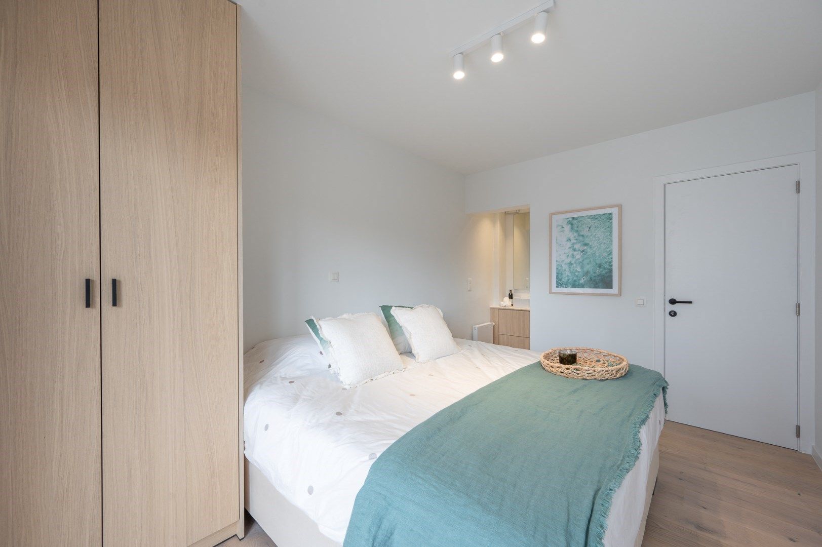 Luxueus gerenoveerd appartement met 3 slpks.  foto 12