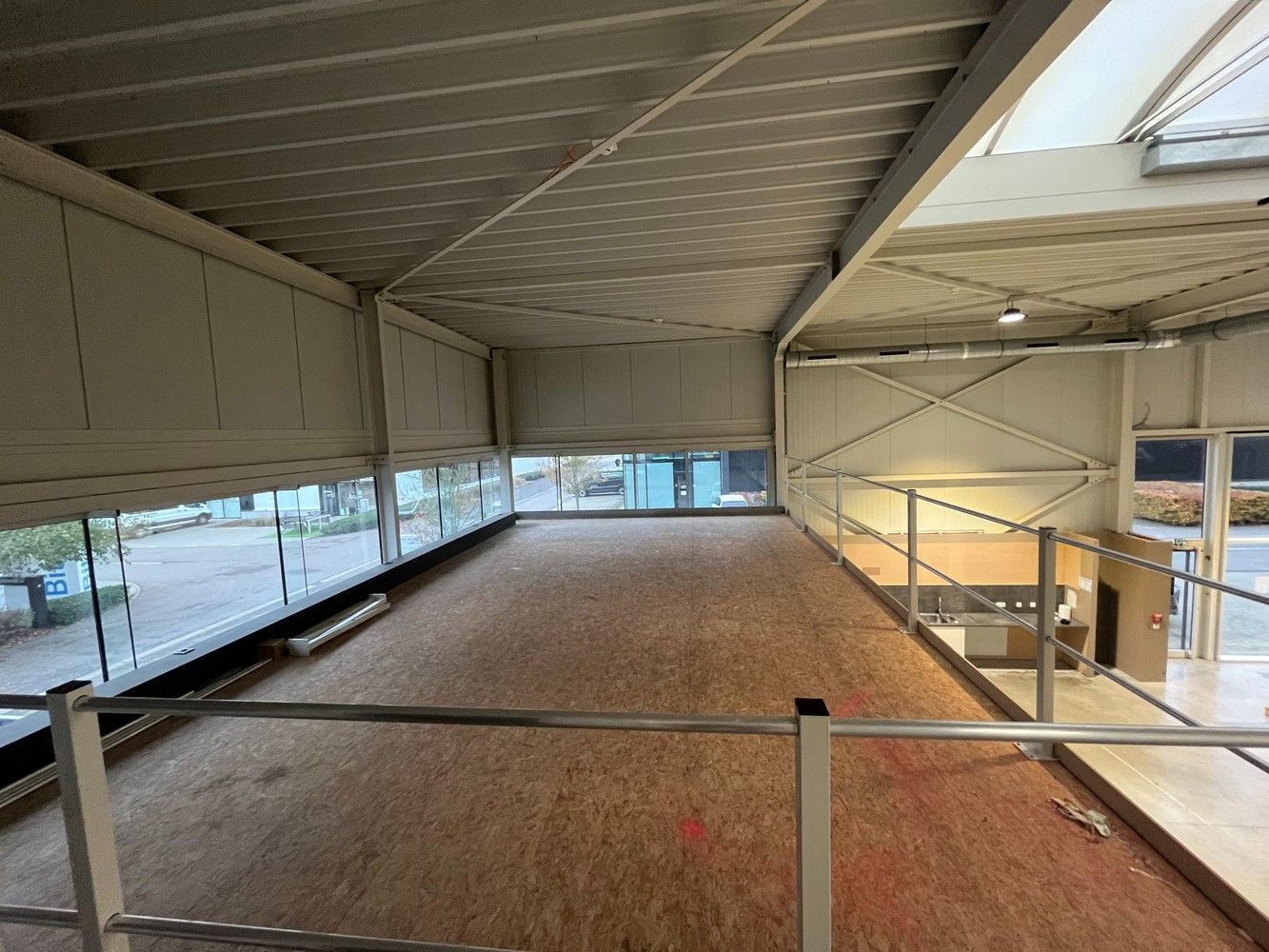 Bedrijfshal met kantoor foto 20