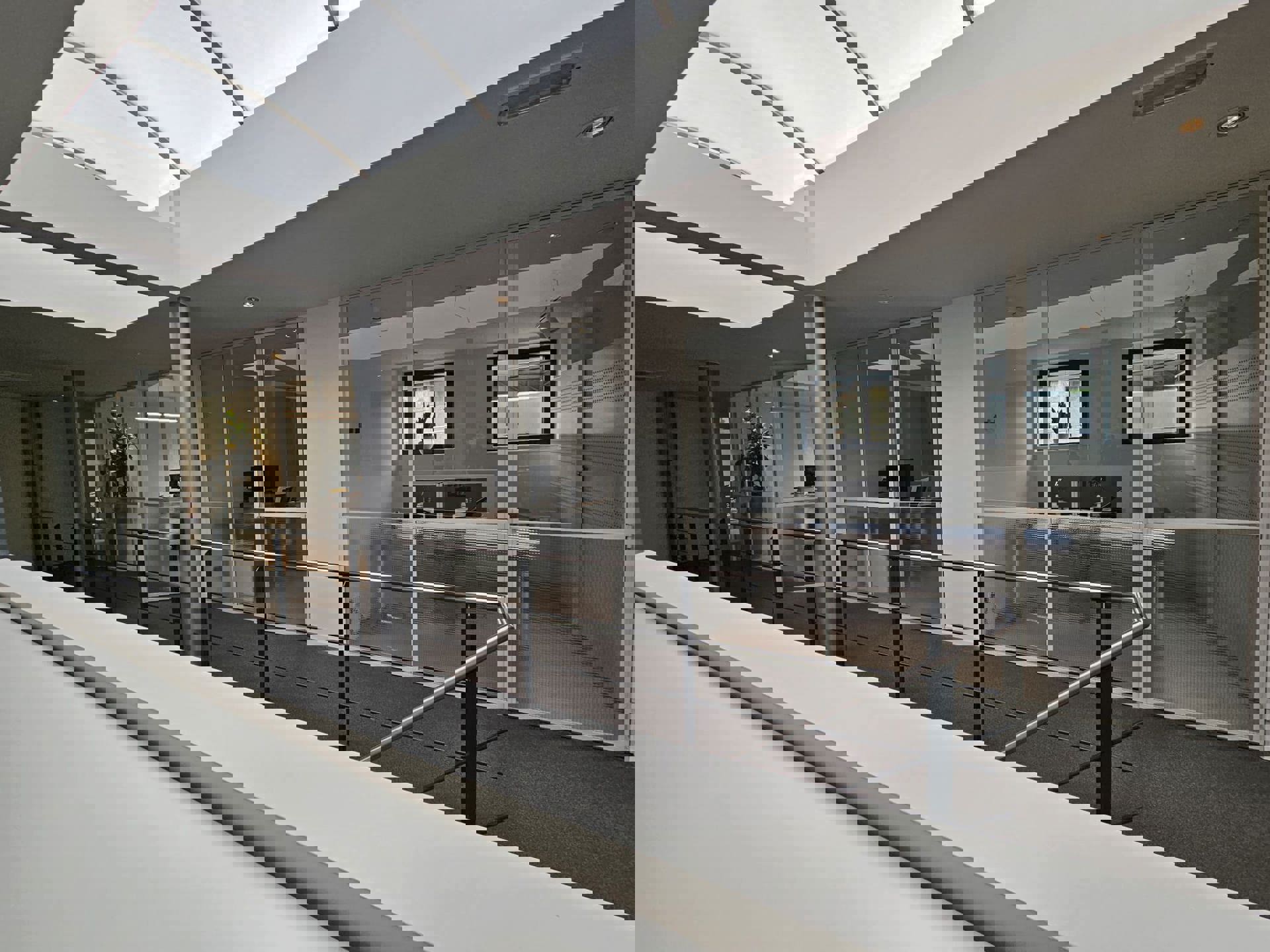  TE HUUR Genk - showroom met kantoren foto 7