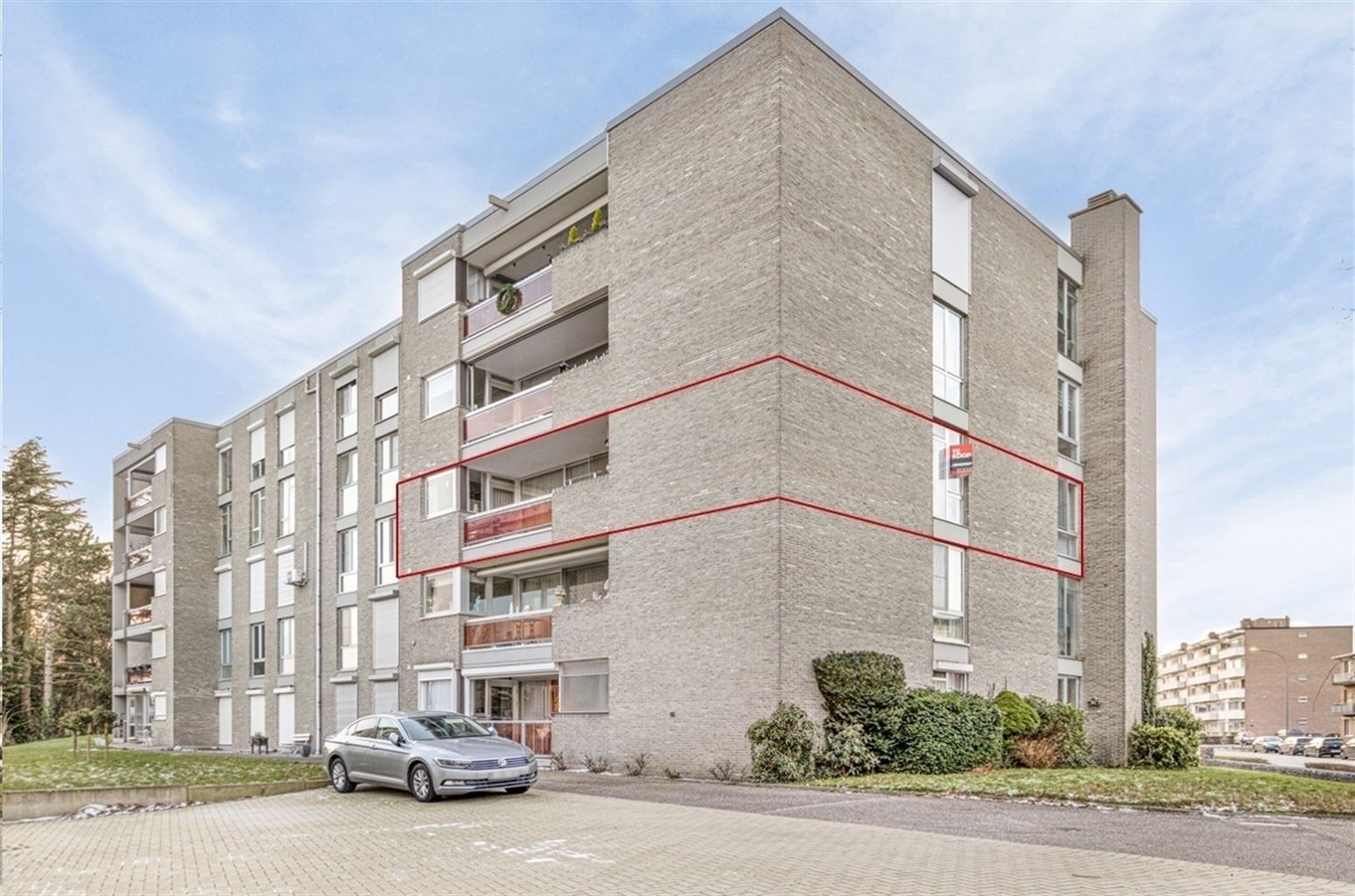 Ruim 2-slaapkamer appartement met terras, ondergrondse autostaanplaats en aparte berging gelegen op wandelafstand van het centrum van Maaseik.  foto 1