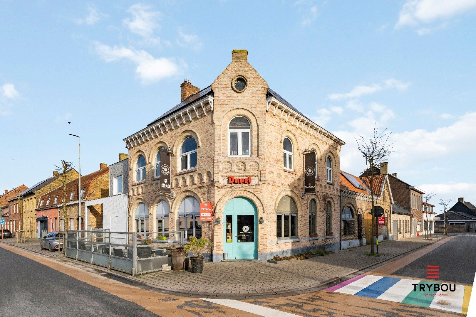 Prachtig handelspand met woonst op centrale ligging te Merkem. foto {{pictureIndex}}