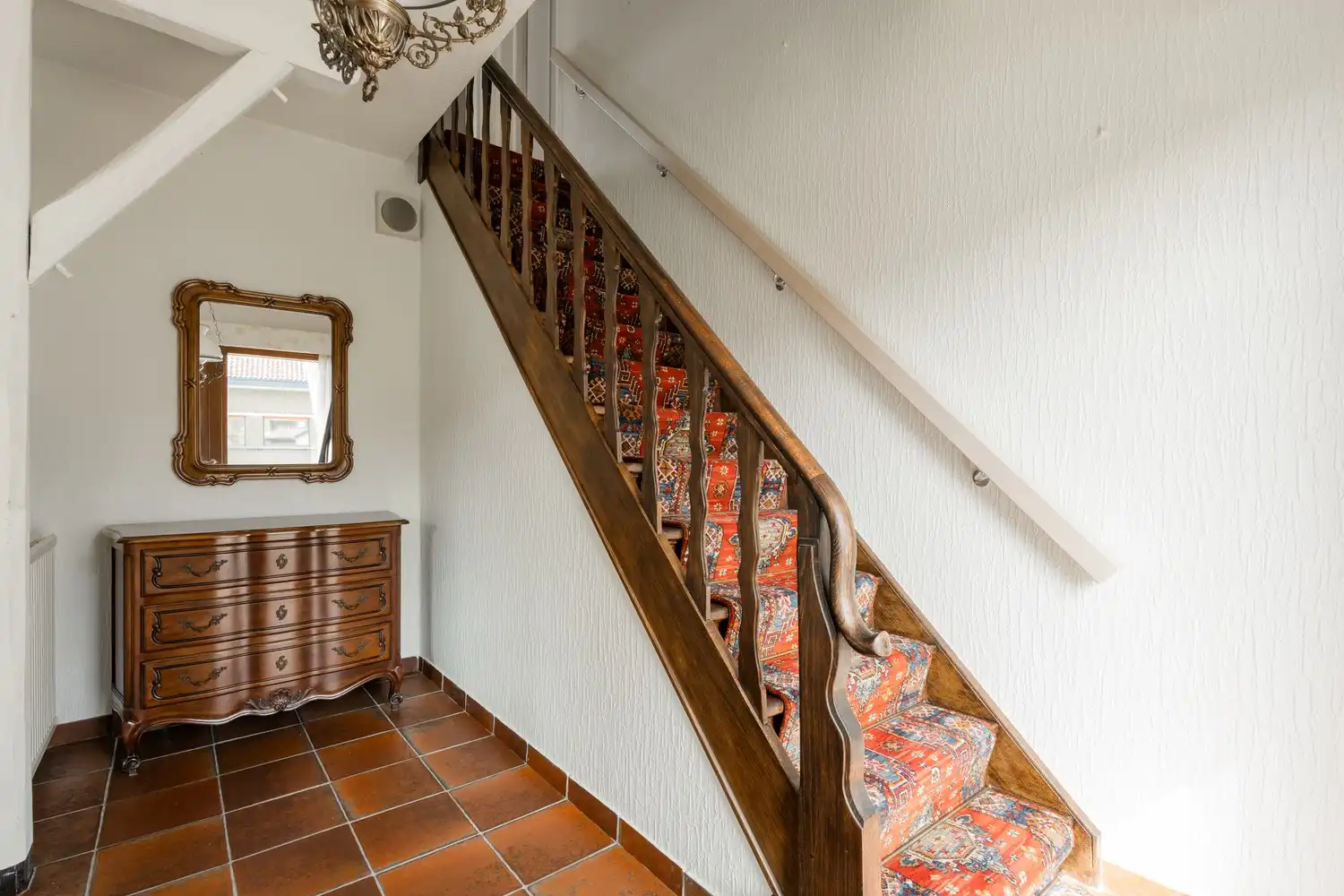 Charmante op te frissen woning van 187 m² op een toplocatie in Pelt! foto 3