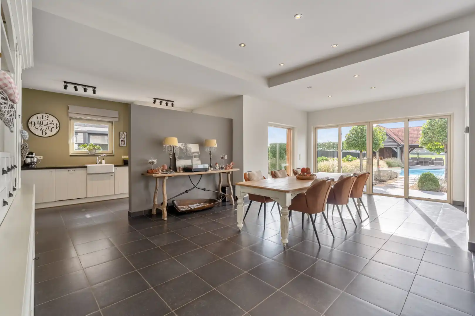Stijlvolle villa in tijdloze pastorijstijl met zwembad en exclusieve tuinbeleving. foto 16