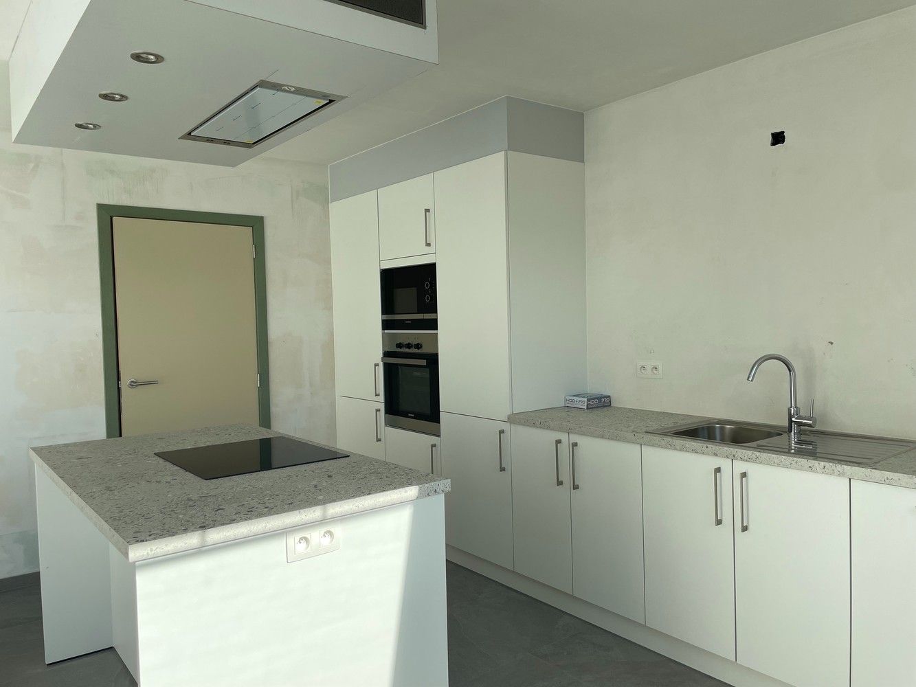 Modern appartement met 1 slaapkamer en een ruim terras foto 3