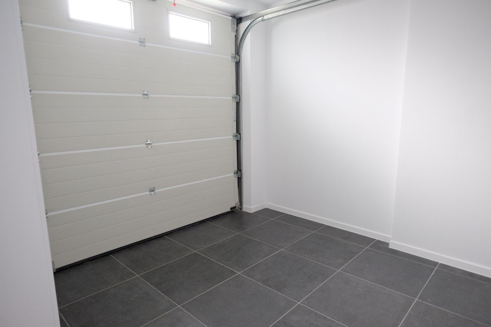 Volledig vernieuwde ruime rijwoning met tuin. foto 3