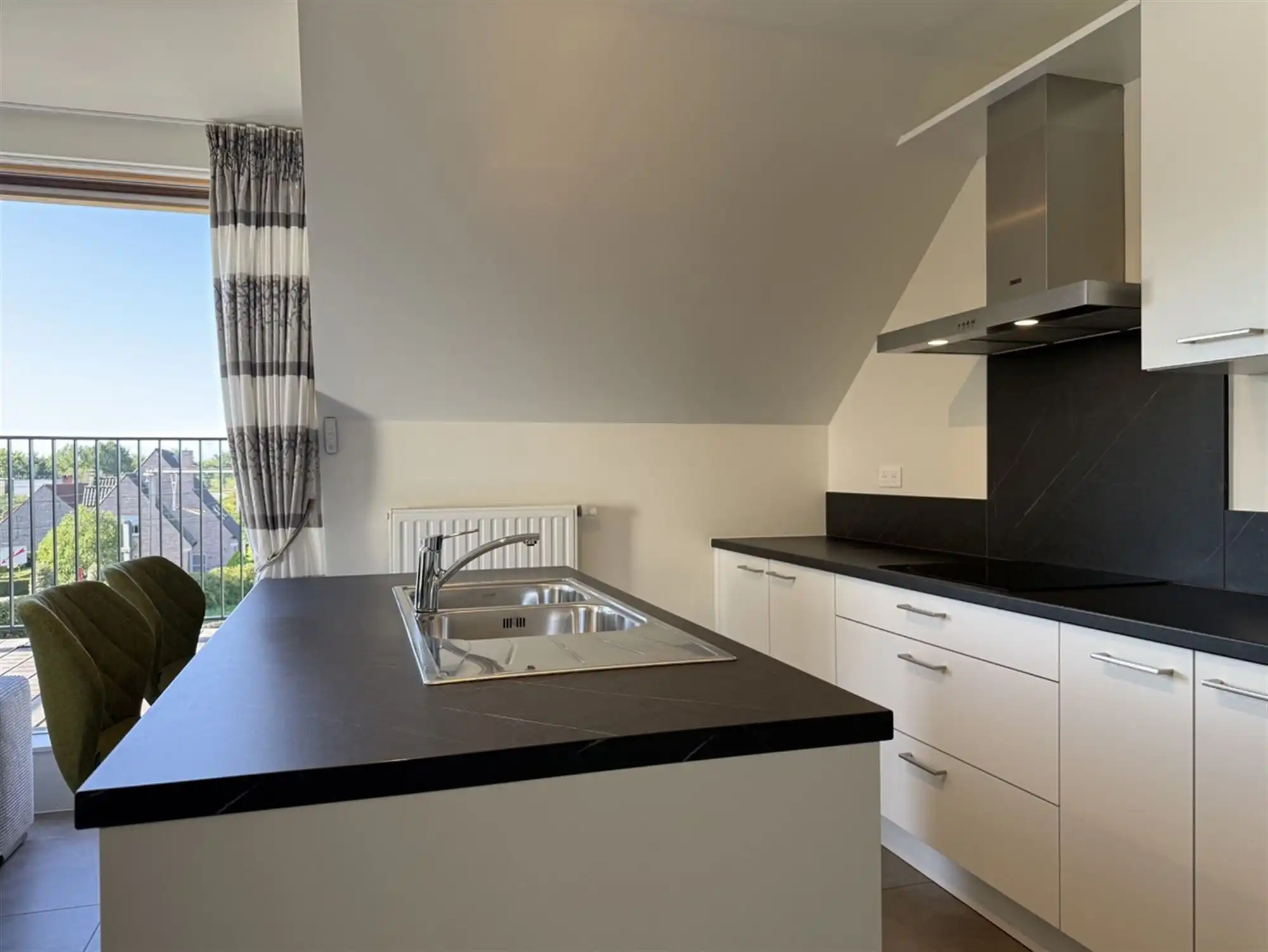 Recent, instapklaar APPARTEMENT met 2 slaapkamers, terras & overdekte autostaanplaats foto 4