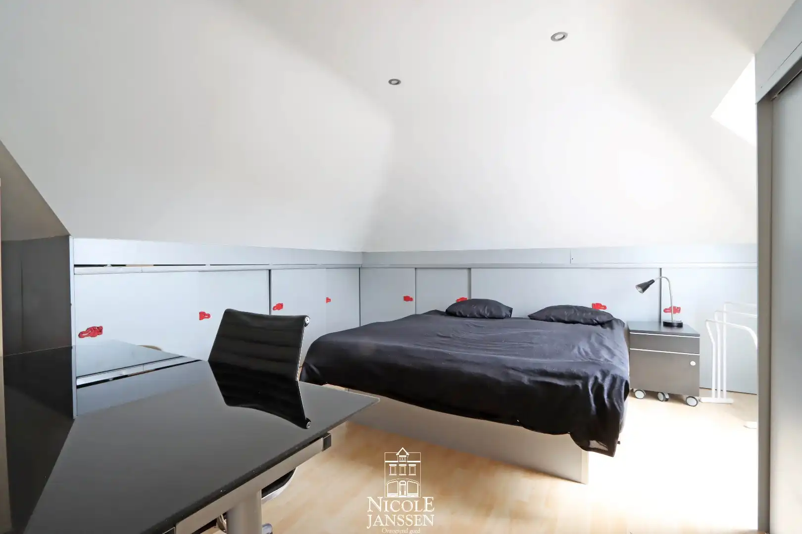 Vrijstaande ruime woning met dubbele garage en grote tuin met zwembad foto 26