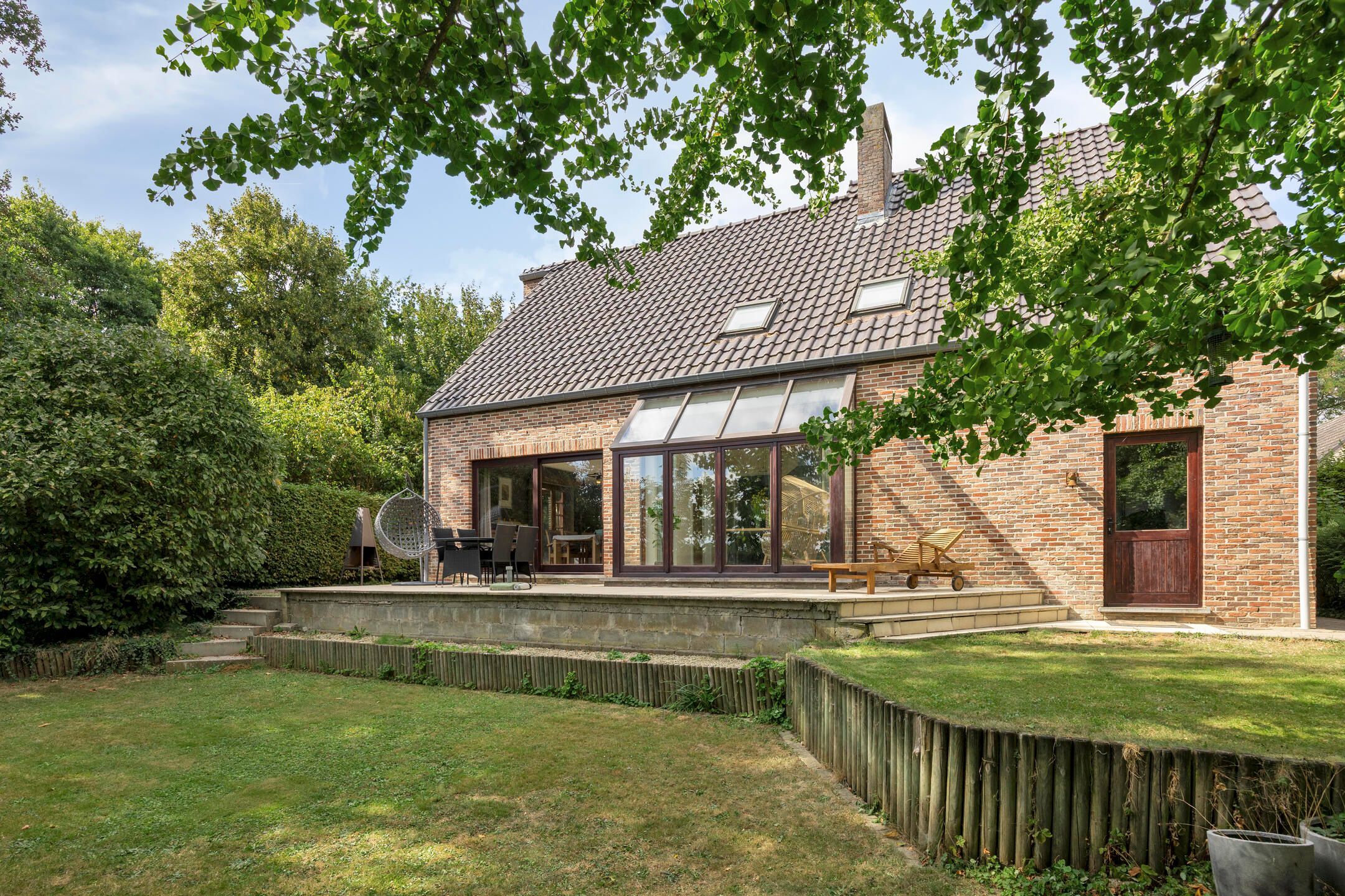 Instapklaar genieten te Lubbeek: rustig en lichtrijk foto {{pictureIndex}}