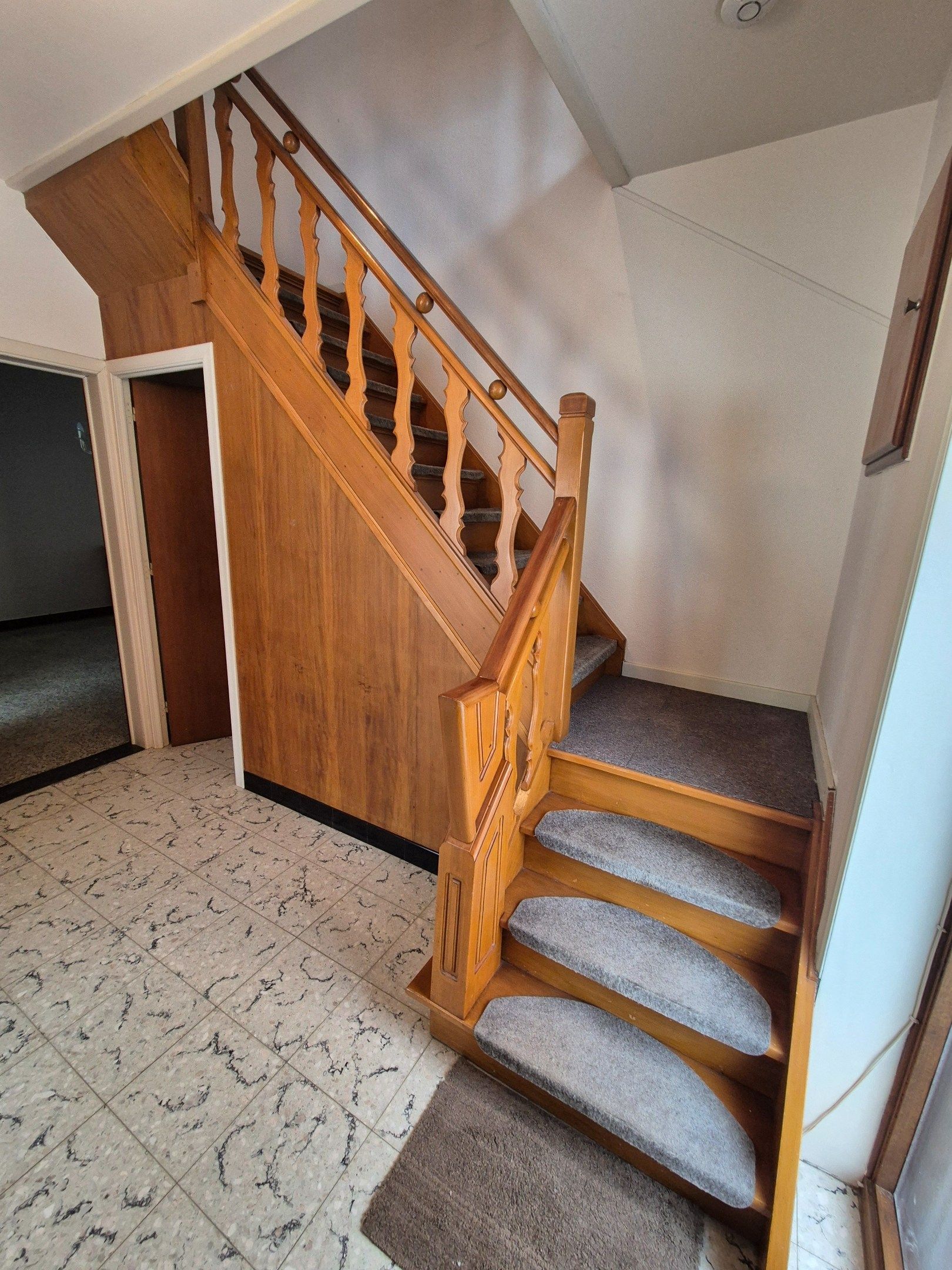 Halfopen gezinswoning met 4 slpkmrs op ruim perceel foto 21