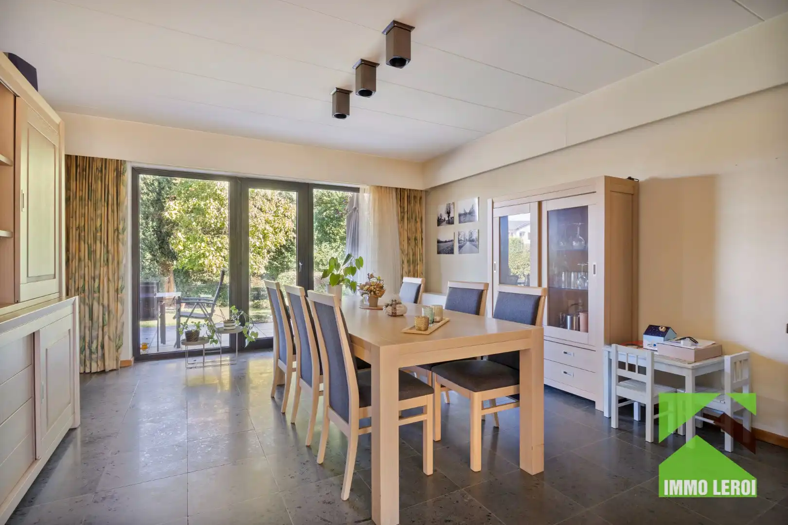 Ruime en stijlvolle bungalow met aangename tuin en ruim overdekt terras foto 5