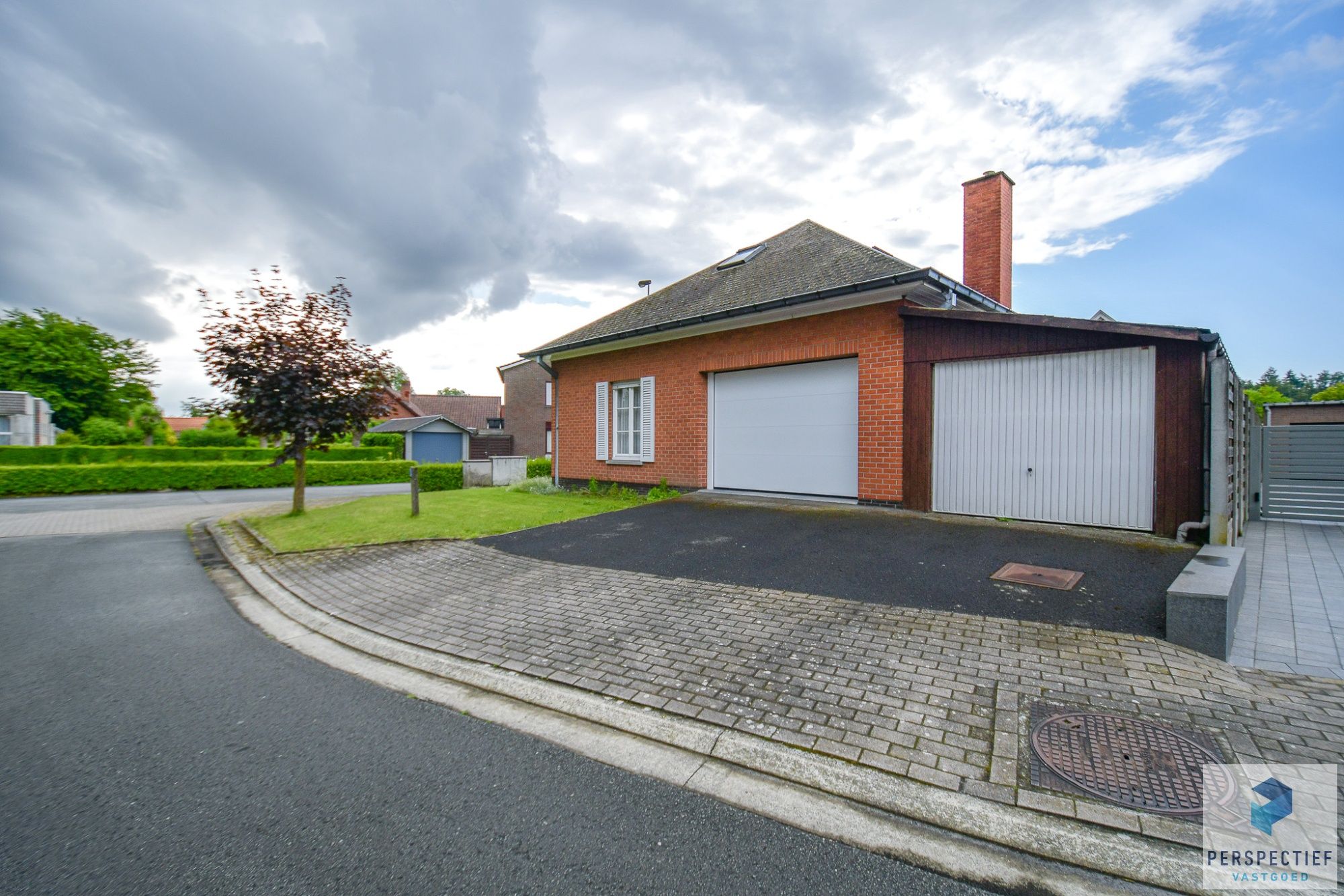 VRIJSTAANDE charmante woning met 2 GARAGES en ZONNIGE tuin foto 19