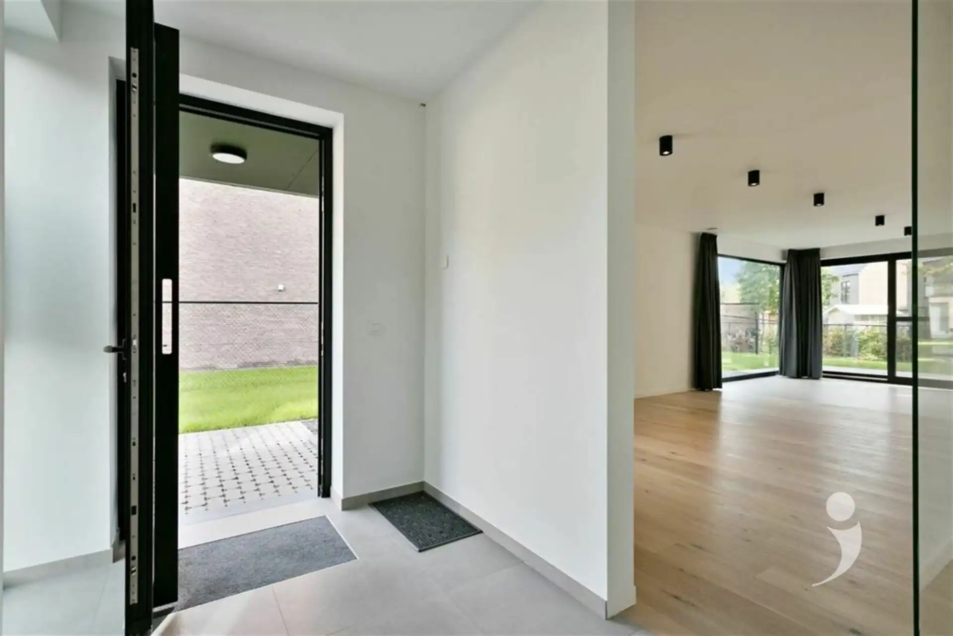 Moderne, halfopen BEN woning in groene, rustige omgeving foto 4
