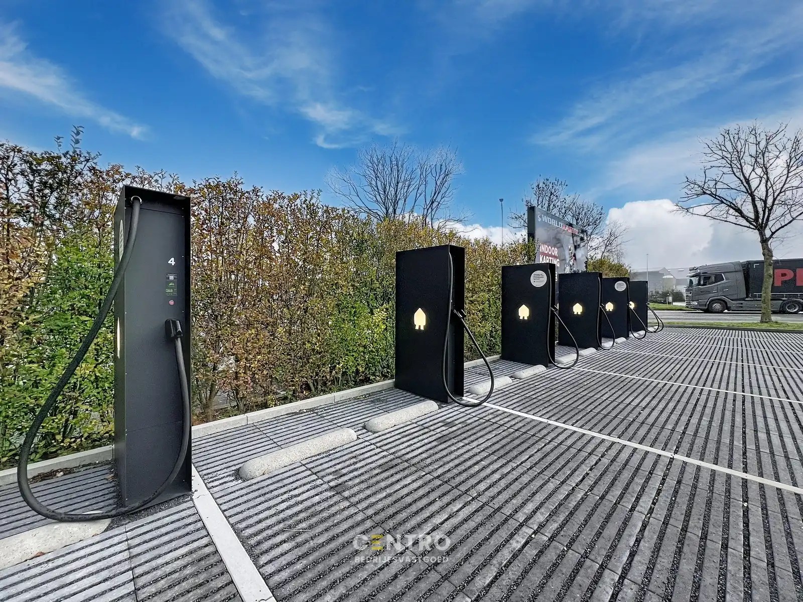 Magazijn van 2.400 m², extra parking en geïntegreerde kantoorruimte in nabijheid van vele baanwinkels vlak bij de RING van Poperinge ! foto 3