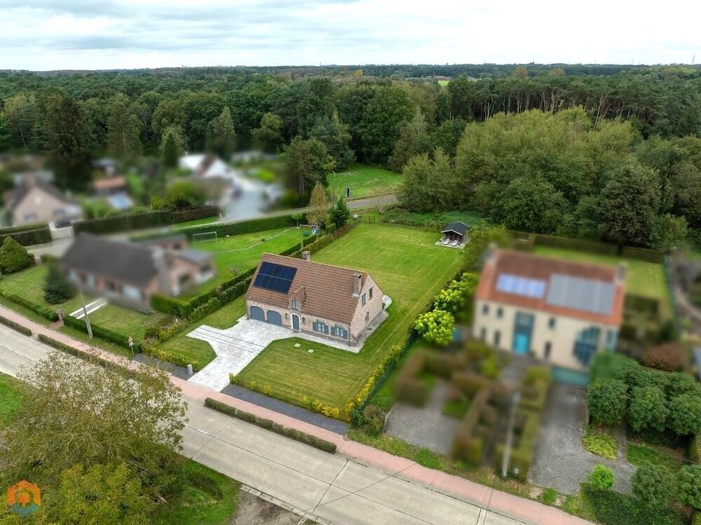 Woning met 4 slpkrs en royale tuin op een perceel van 1638 m² foto {{pictureIndex}}