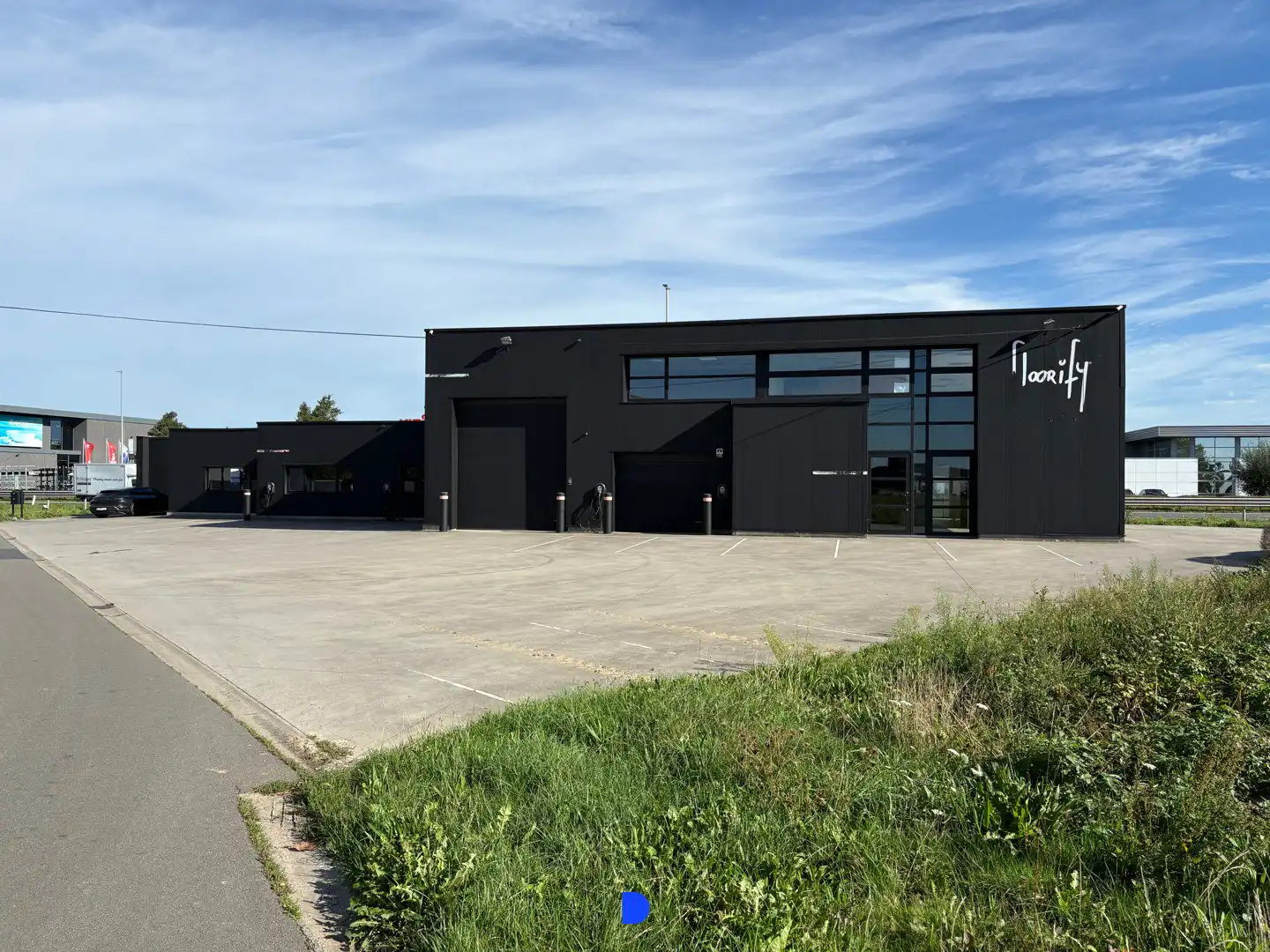 Bedrijfsgebouw op uitstekende zichtlocatie langs de Ring (R32) te Roeselare. foto 4