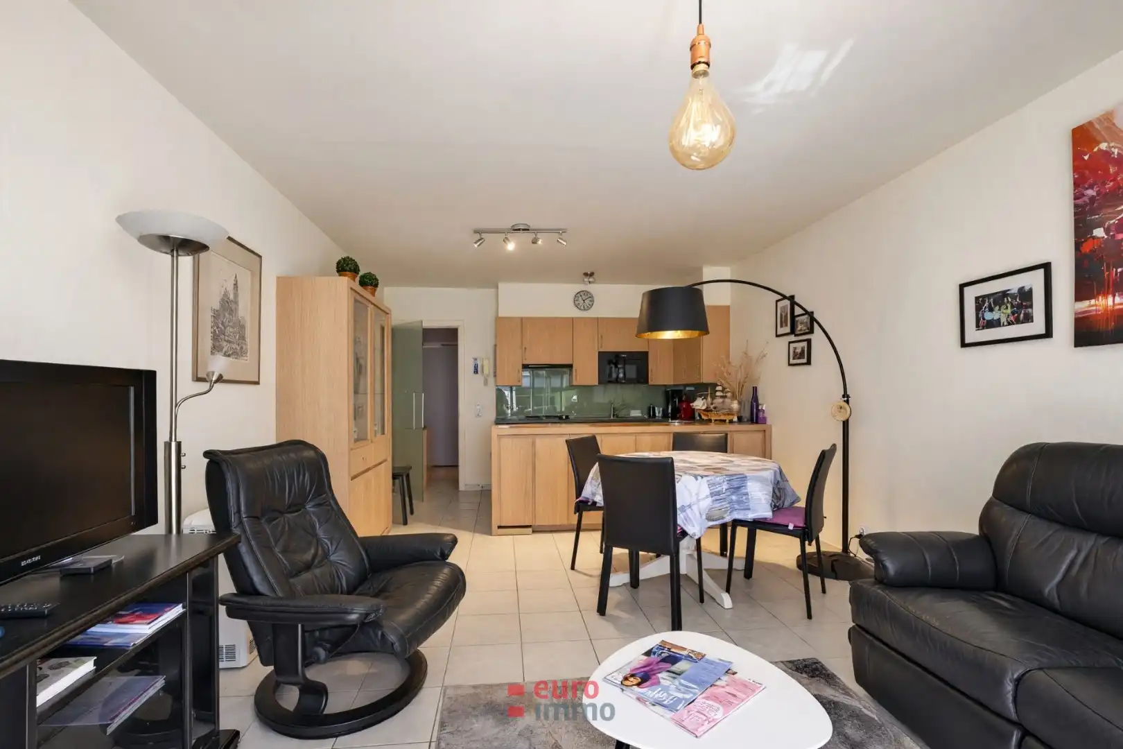Gelijkvloers appartement met een ruim, zuidgericht terras en gezellig tuintje! foto 3