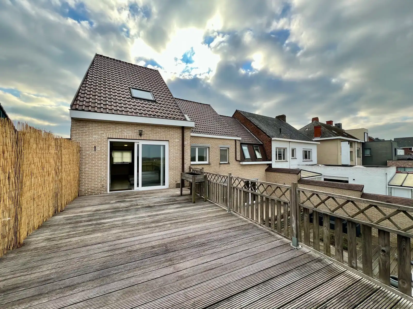 Ruime woning met 6 slk, 2 badk, 2 keukens en dubbele garage foto 25
