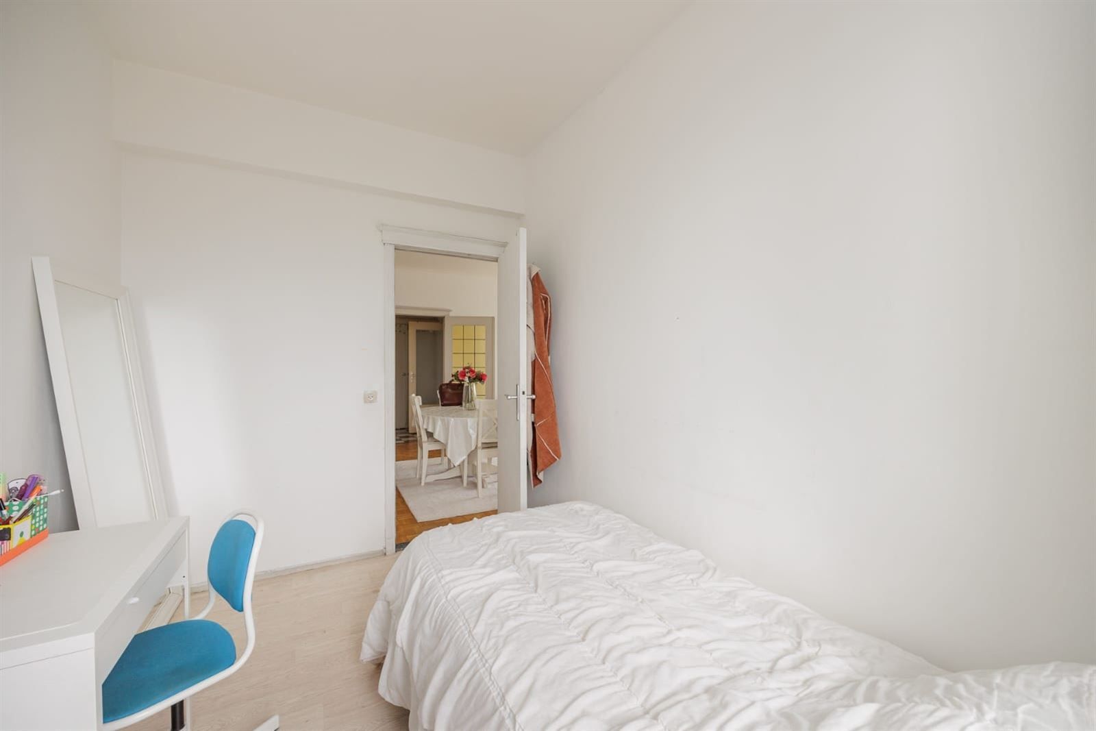 Vernieuwd 2-slaapkamerappartement met terras in Antwerpen foto 12