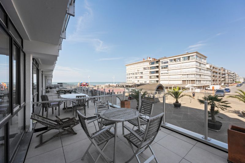 Appartement met ruim terras en zijdelings zeezicht foto 7