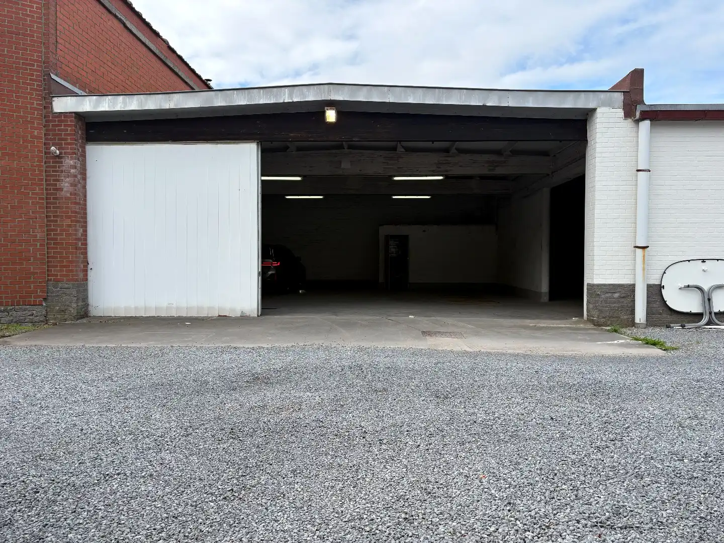 Loods op +-350 m² met sanitaire blok. foto 6