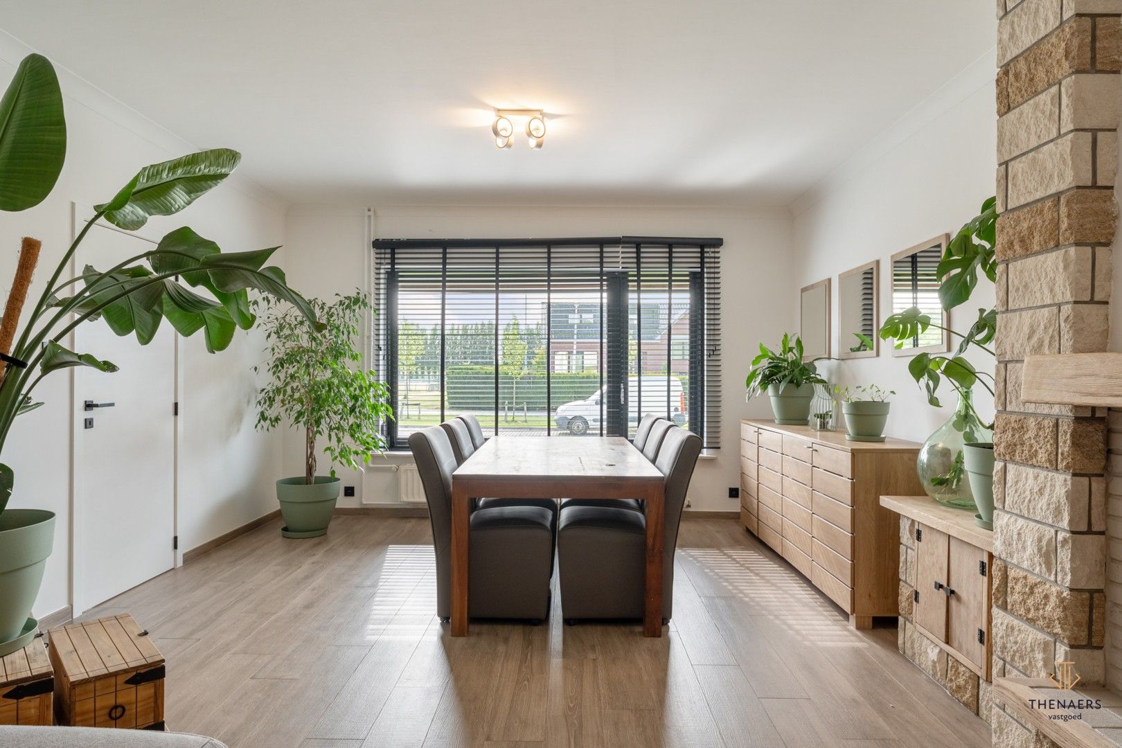 INSTAPKLARE WONING MET 3 SLAAPKAMERS, TUIN EN CARPORT. foto 8