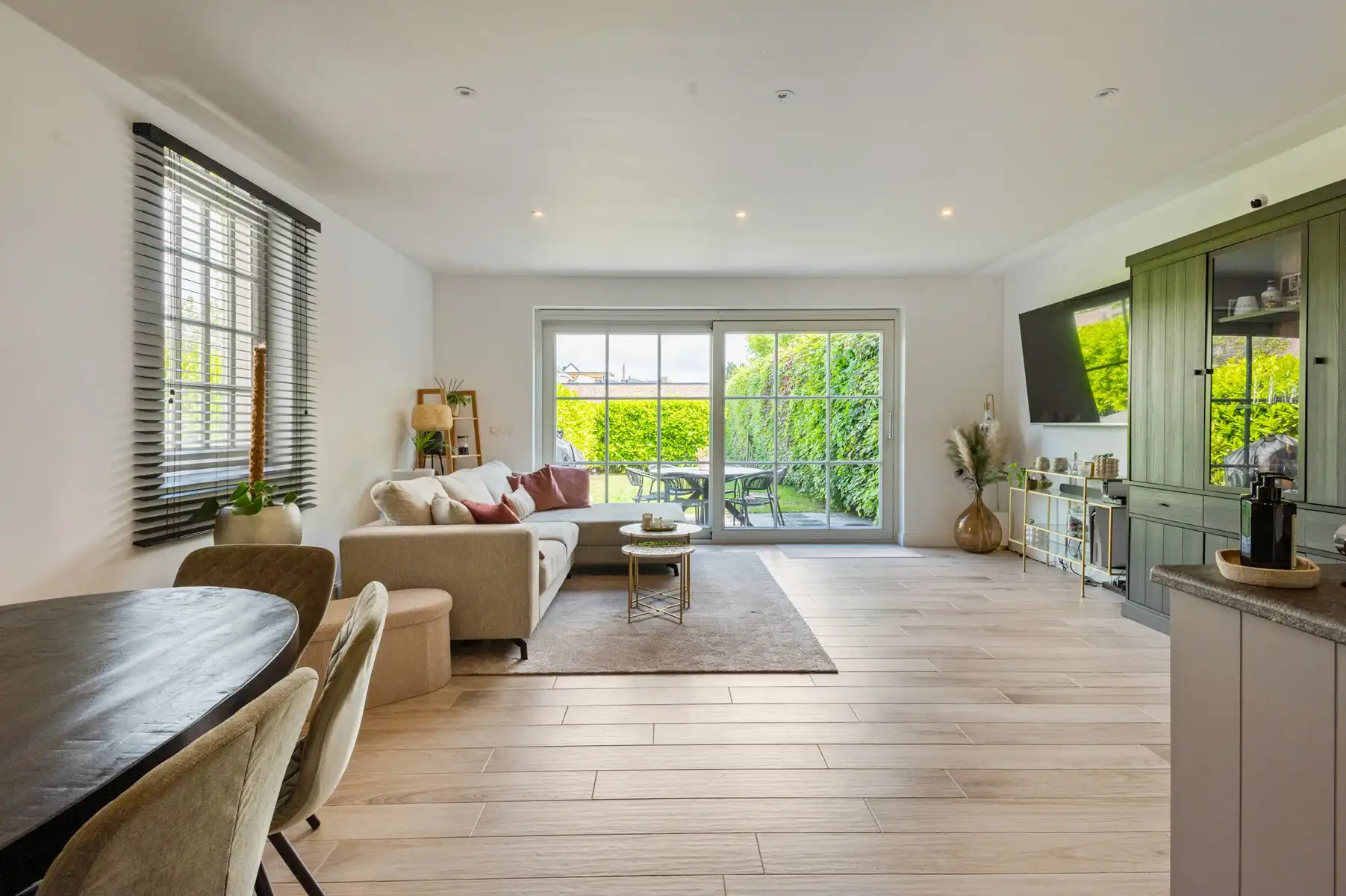 Goed gelegen gelijkvloers appartement met 1 slaapkamer, tuin en garage foto 5