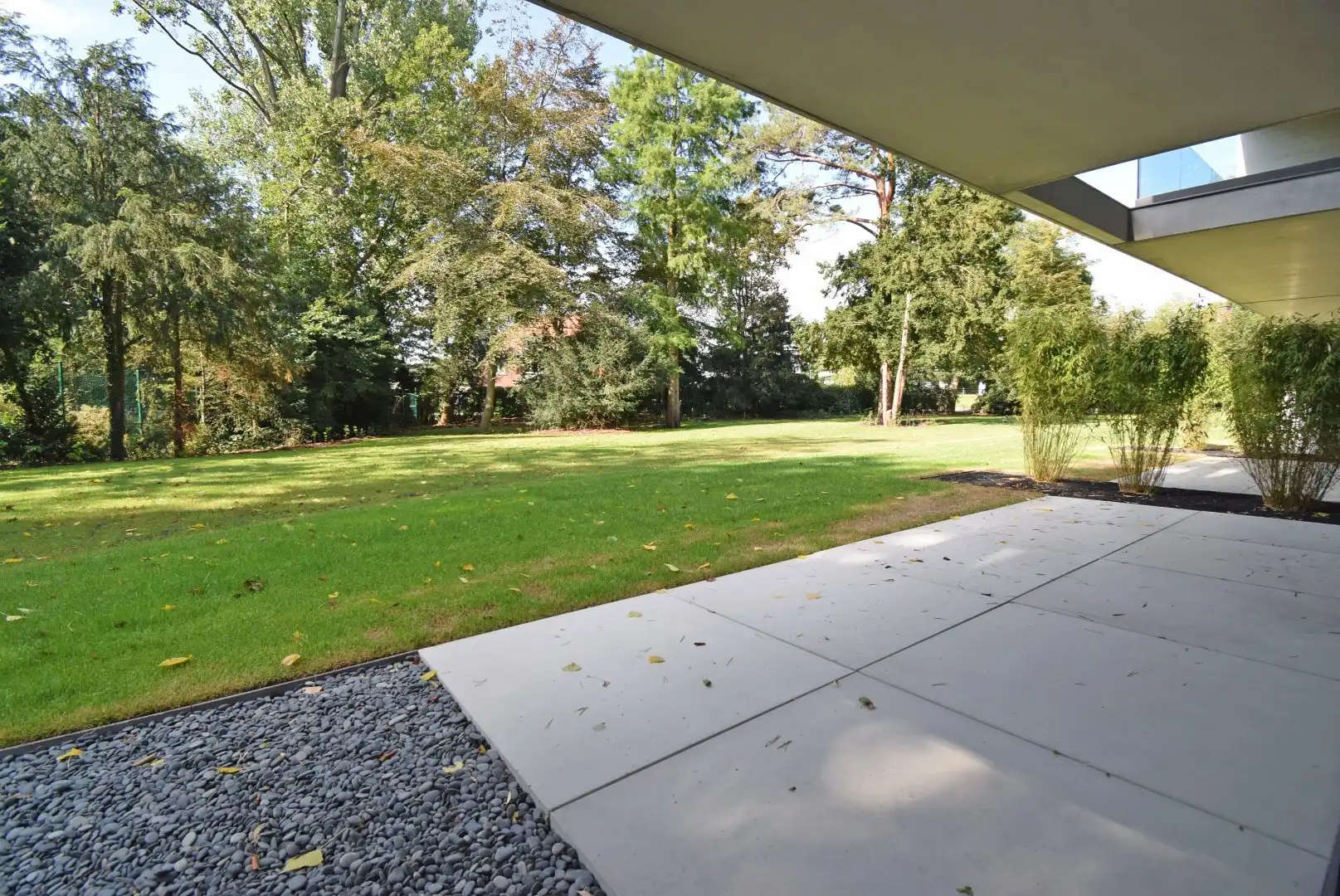 UNIEK INSTAPKLAAR GELIJKVLOERS APPARTEMENT IN EEN GROENE OMGEVING. foto 4