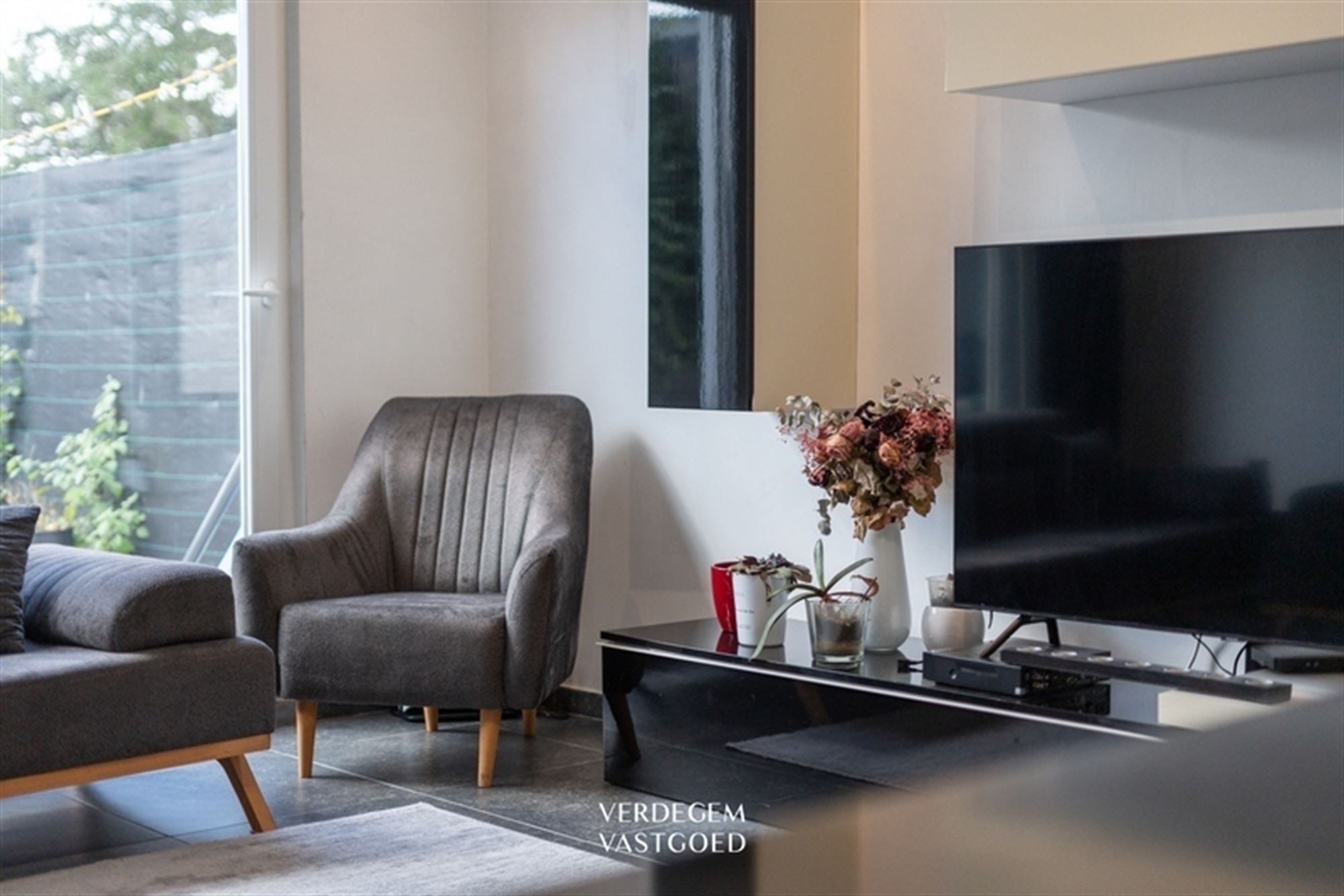 Zeer bereikbare gezinswoning met 4 slaapkamers en paadje naar zonnige tuin foto 2