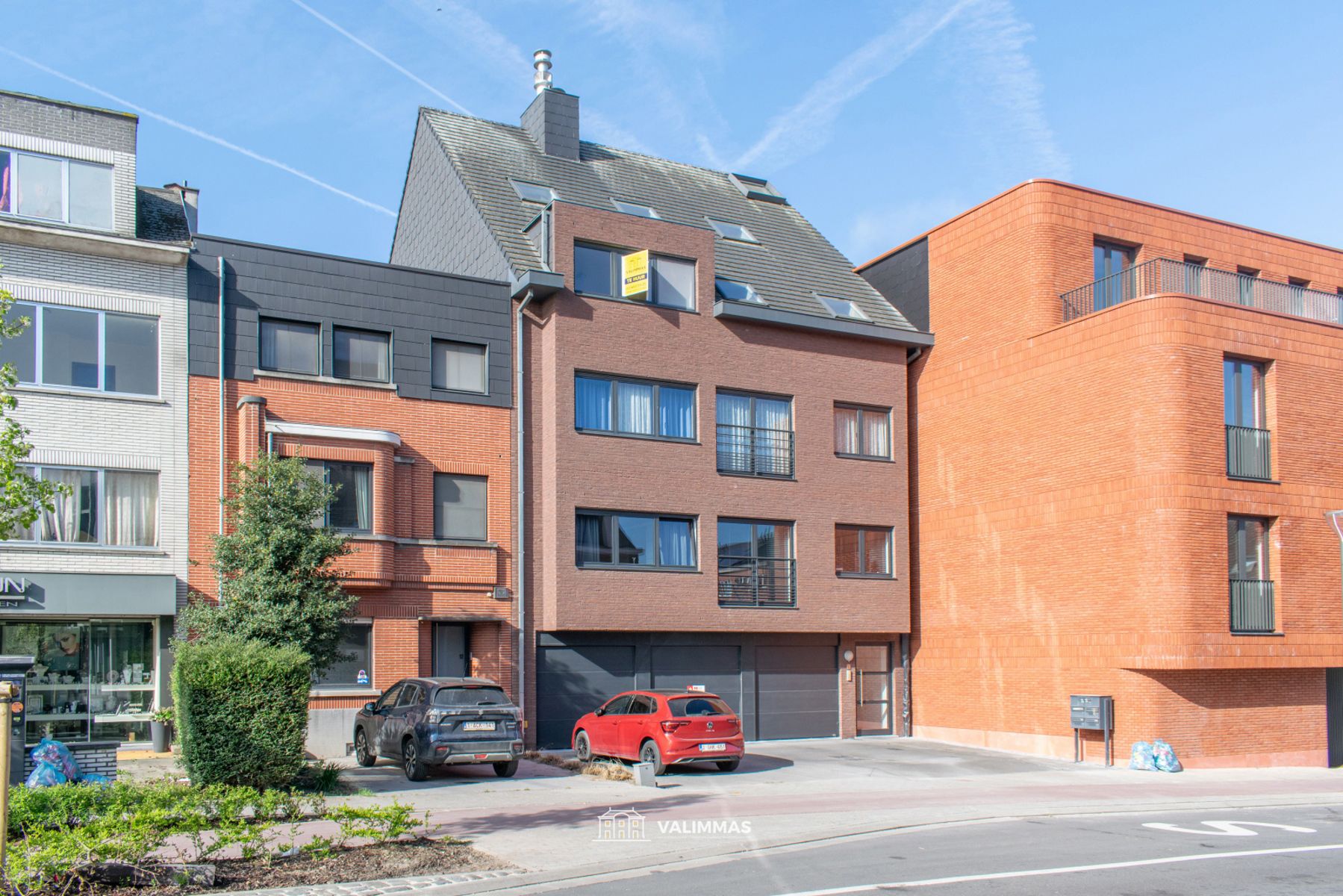 Zeer ruim duplex-appartement met terras, garage, parking... foto {{pictureIndex}}