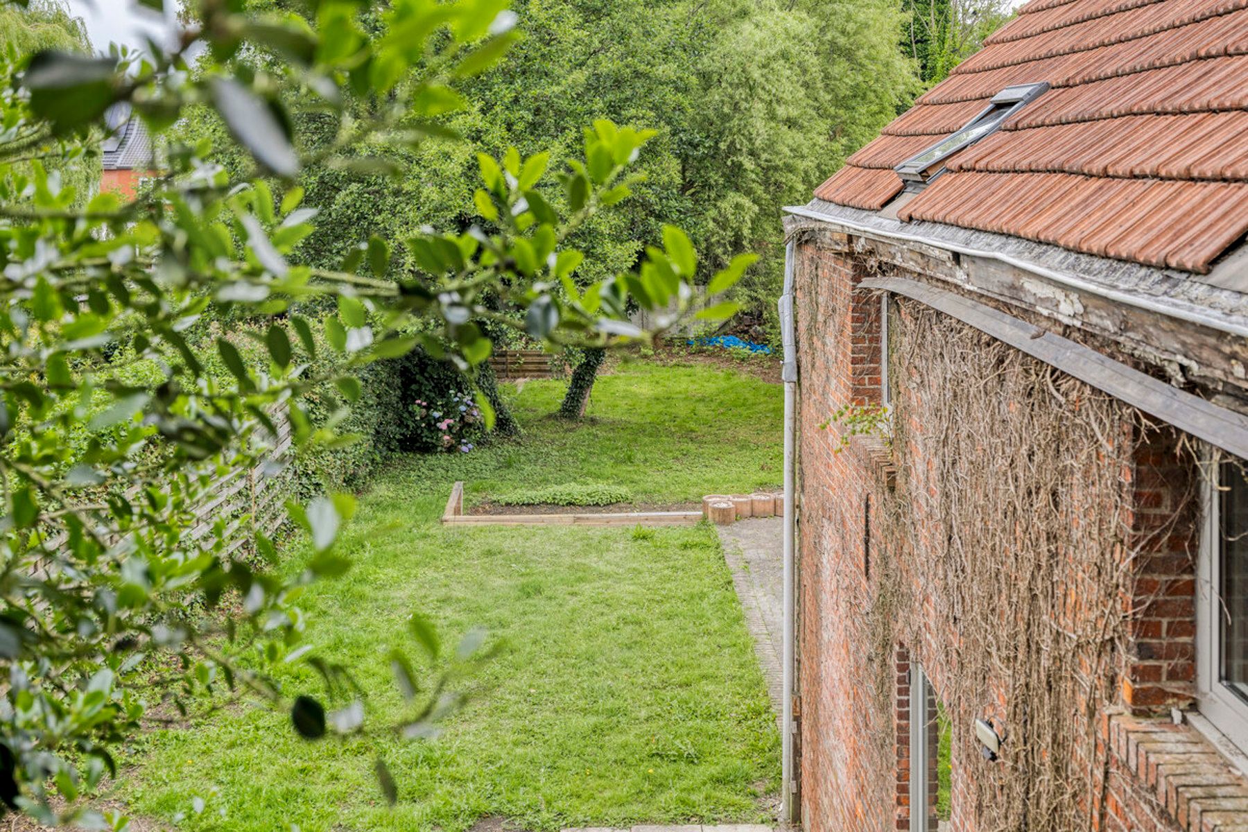 Ruim renovatieproject (226m²) met tuin aan kanaal foto 29