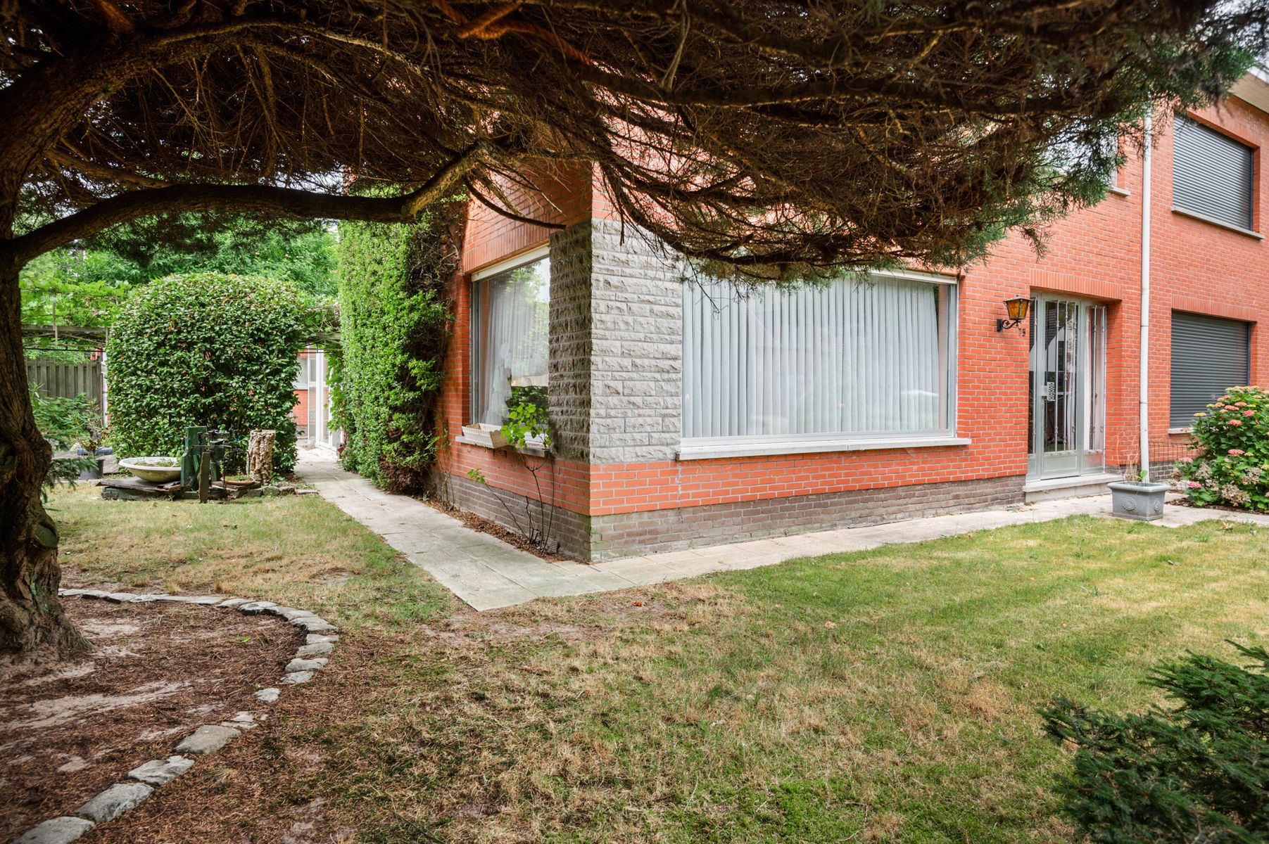 Te renoveren woning met garage vlakbij het centrum. foto 3