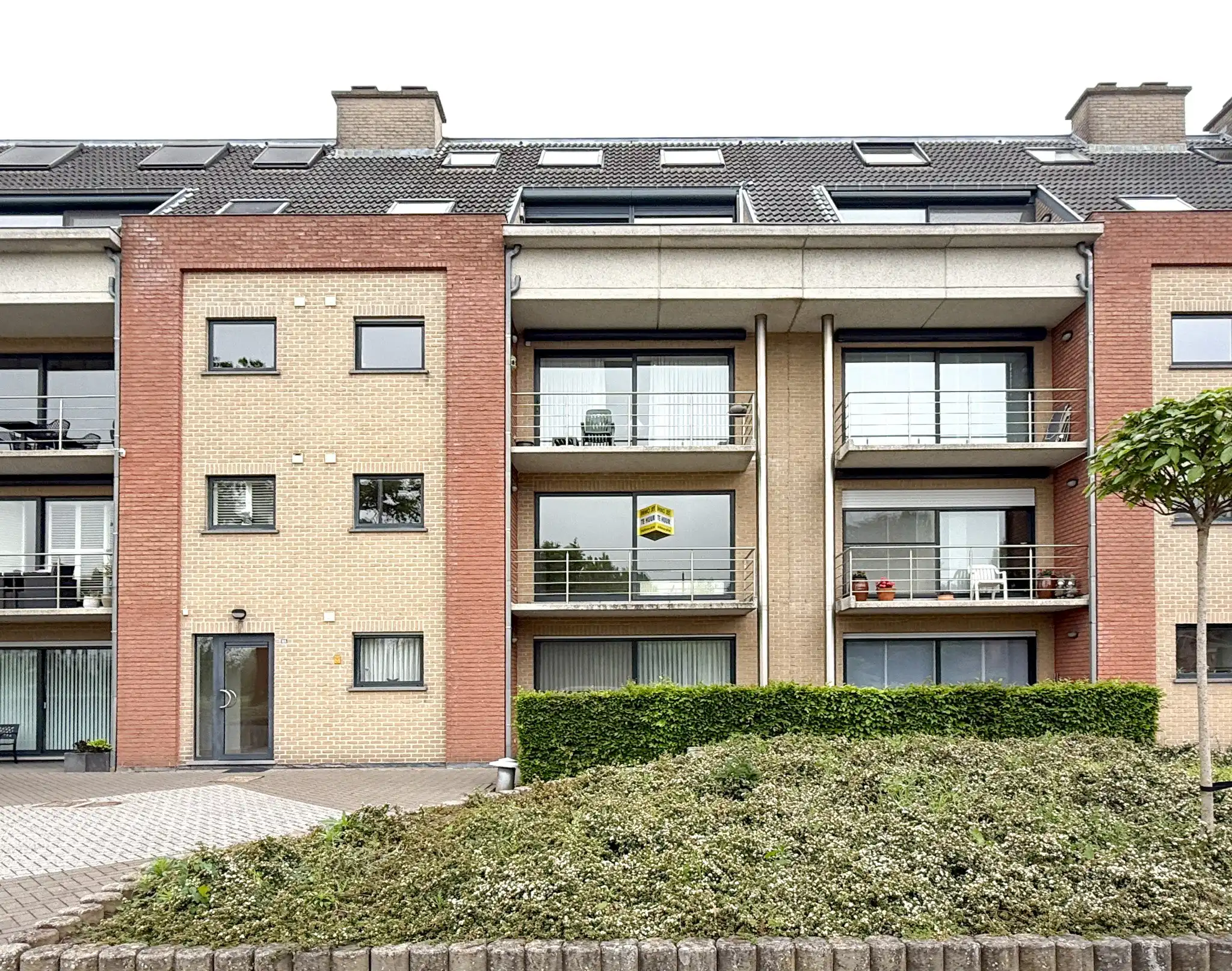 Appartement met twee slaapkamers en garage in Melsele foto {{pictureIndex}}