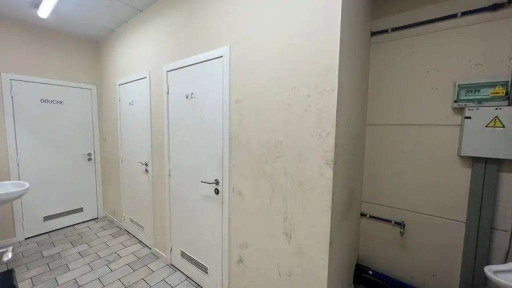 Verwarmd magazijn met kantoren te huur in Industriepark-Drongen foto 14