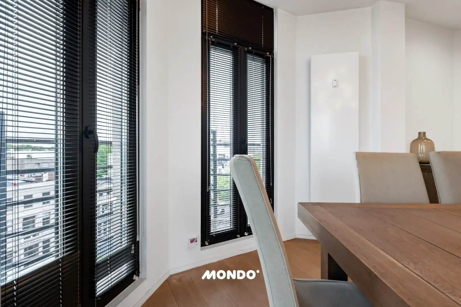 Exclusief  wonen boven de stad: eindeloos panorama en strak design. foto 10