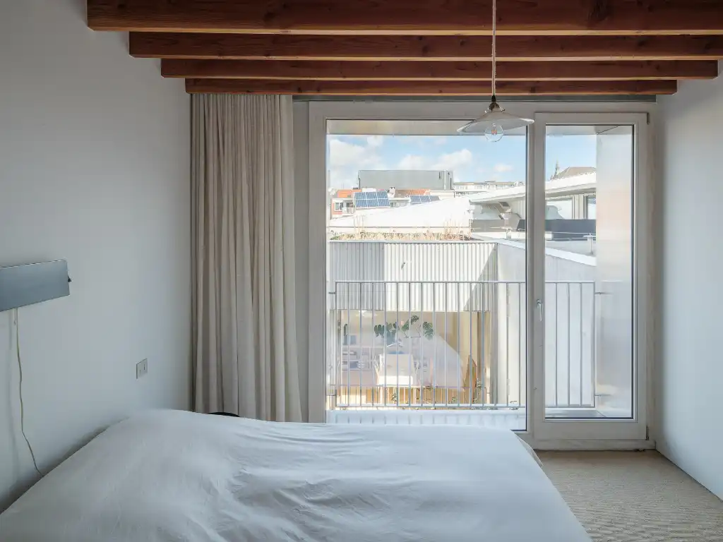 Architectuur, centrum Gent – Genereuze split-level woning met bijzondere ruimtelijkheden, dakterras, en achterliggende polyvalente praktijkruimte. foto 18
