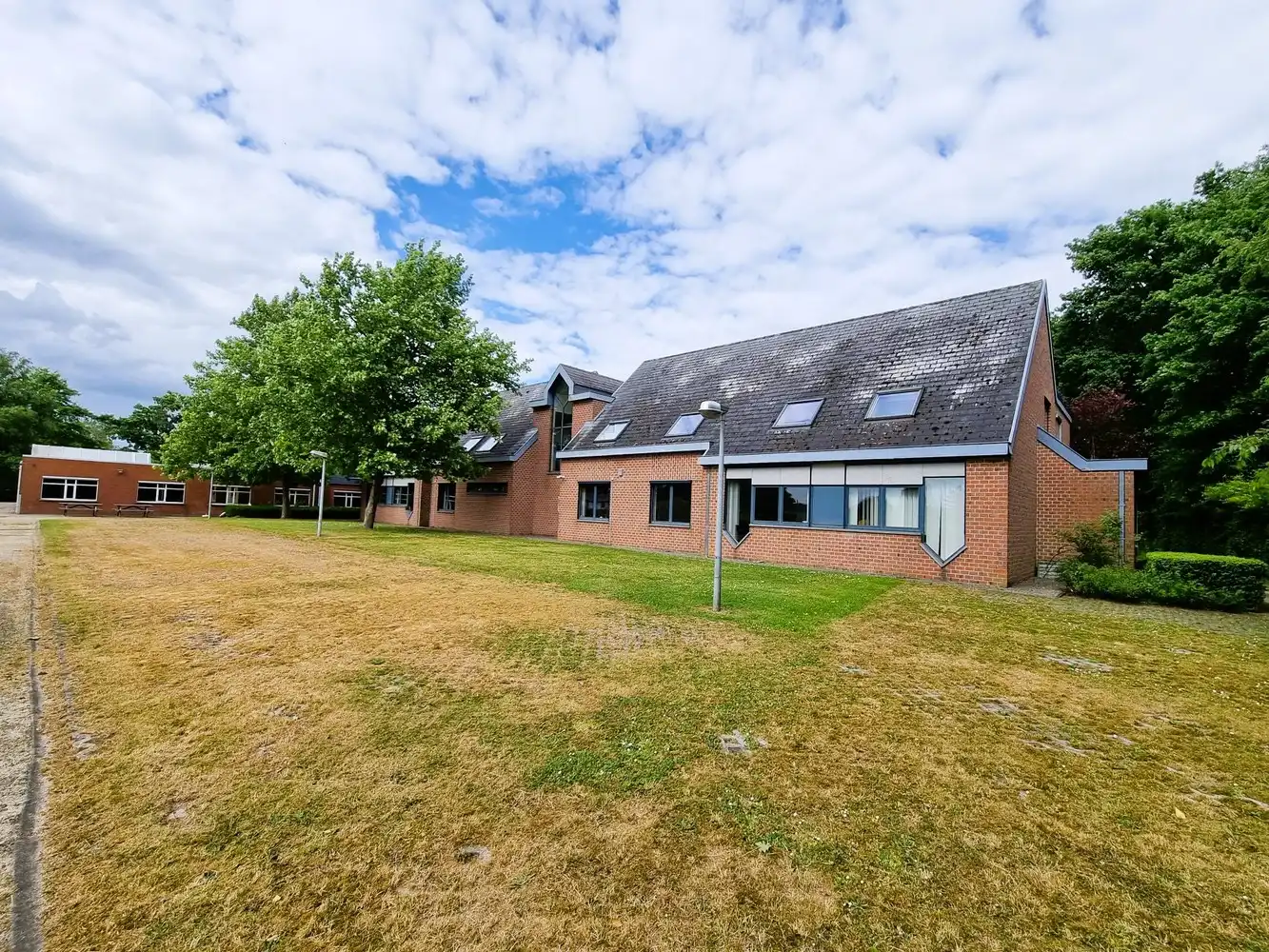 Kantoorgebouw met vergaderzalen en opleidingslokalen, bruto vloeropp 1146m² op een perceel van 44a48ca. foto 14