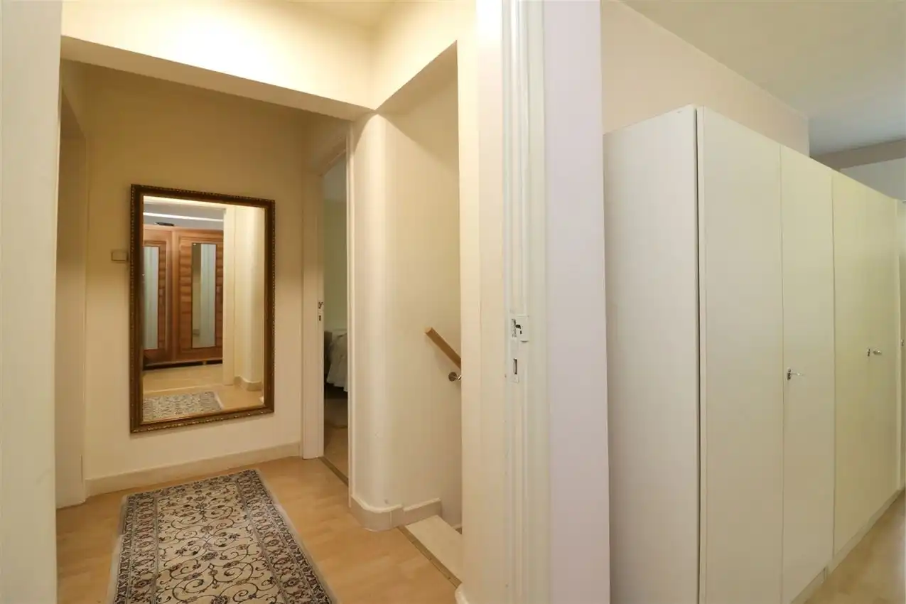 label c, nabij station, garage voor vijf wagens foto 19