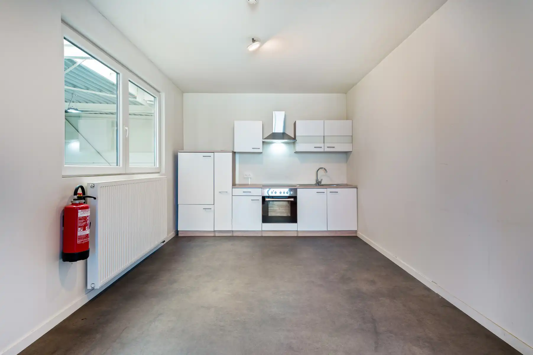 KMO Unit van 210m²+63m² verdieping+ 2pp foto 16