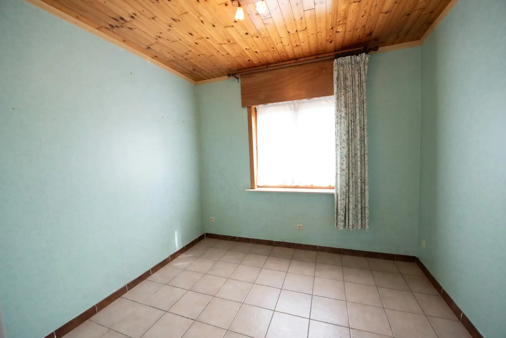 TE KOOP: alleenstaande woning in een rustige woonwijk te Desselgem. foto 10