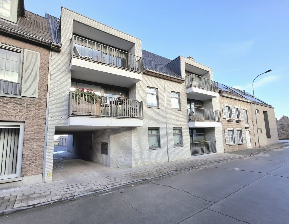 KWALITATIEF AFGEWERKT GELIJKVLOERSAPPARTEMENT MET 2 SLPKS | GARAGEBOX EN AUTOSTAANPLAATS foto 8