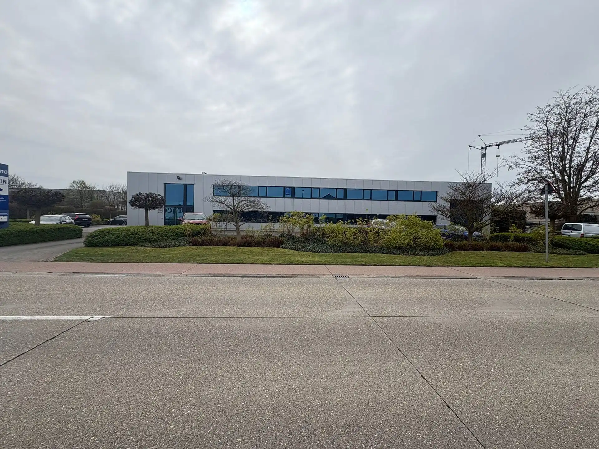 Kantoor van 280 m² te huur in Wommelgem.  foto {{pictureIndex}}