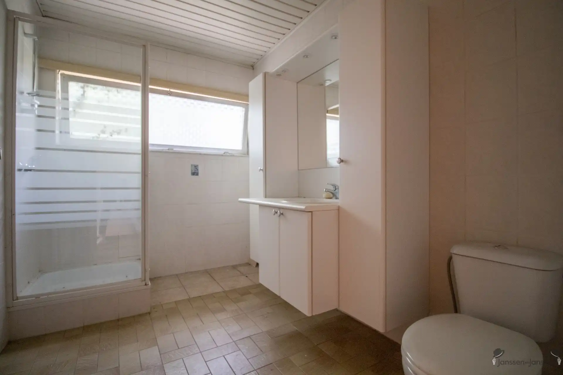 Rustig gelegen te renoveren woning met 5 slaapkamers, ruime garage op 3.990 m² foto 7