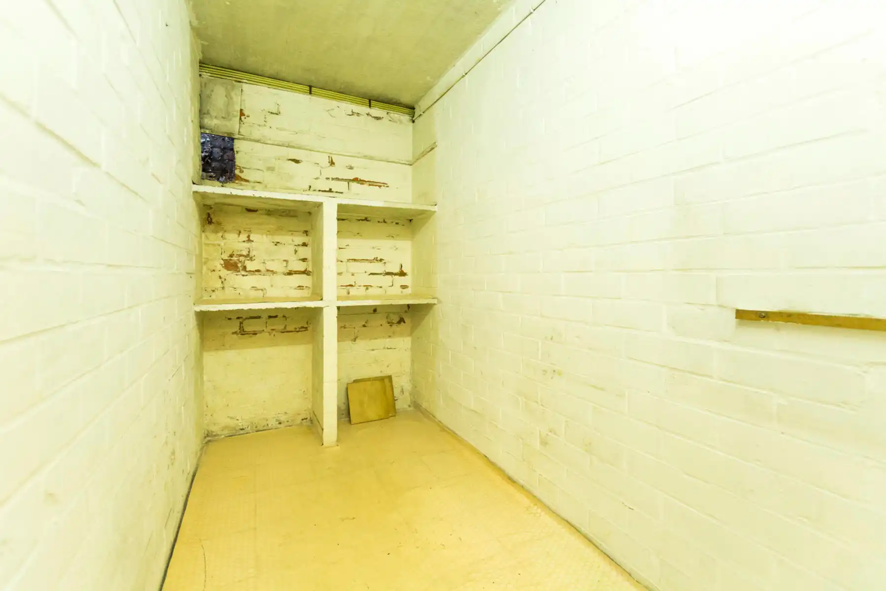 Een verzorgd appartement met ruime kelder, balkon en garage foto 10