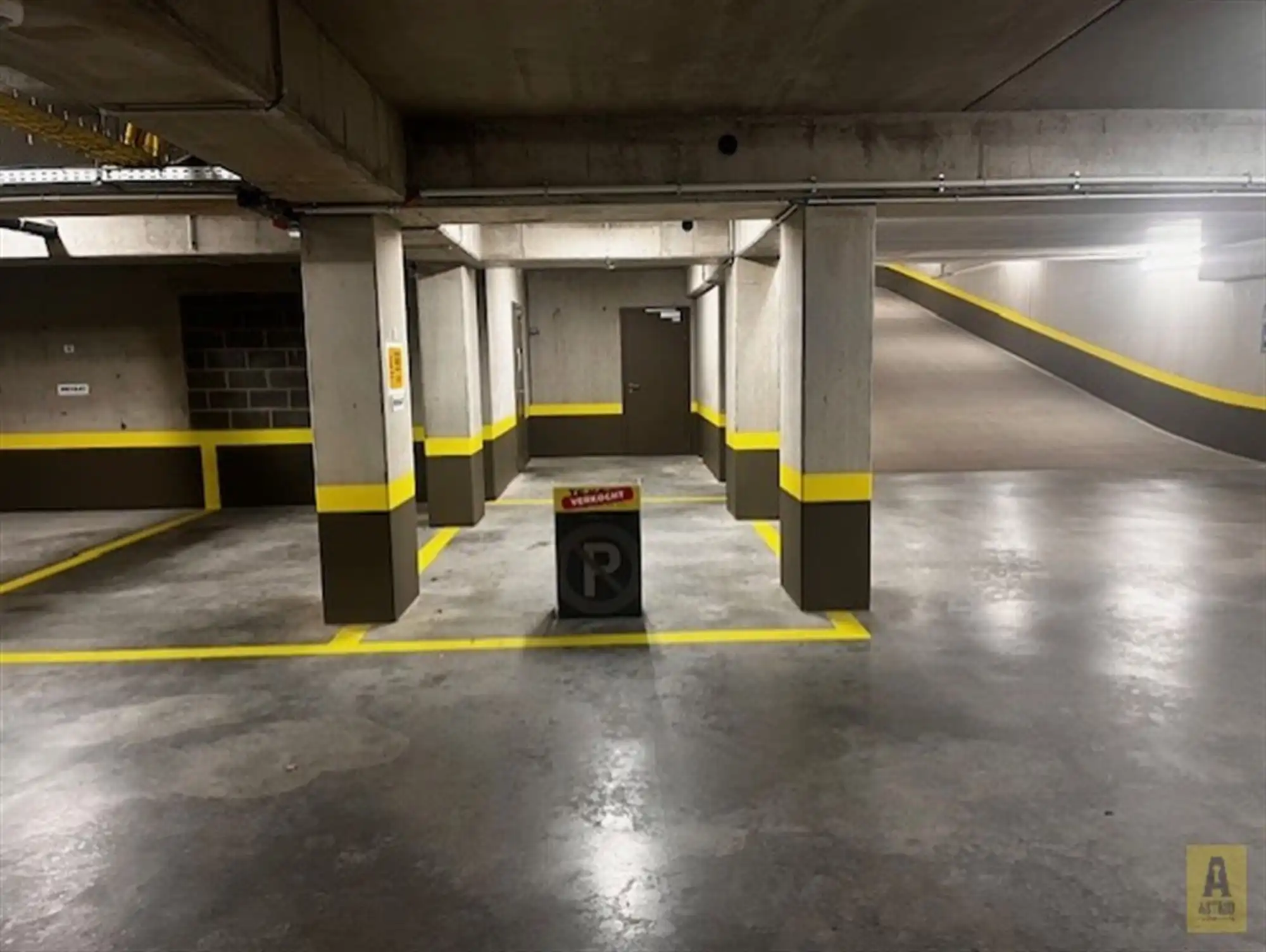 Meerdere ondergrondse parkeerplaatsen te huur in res Europe foto 2
