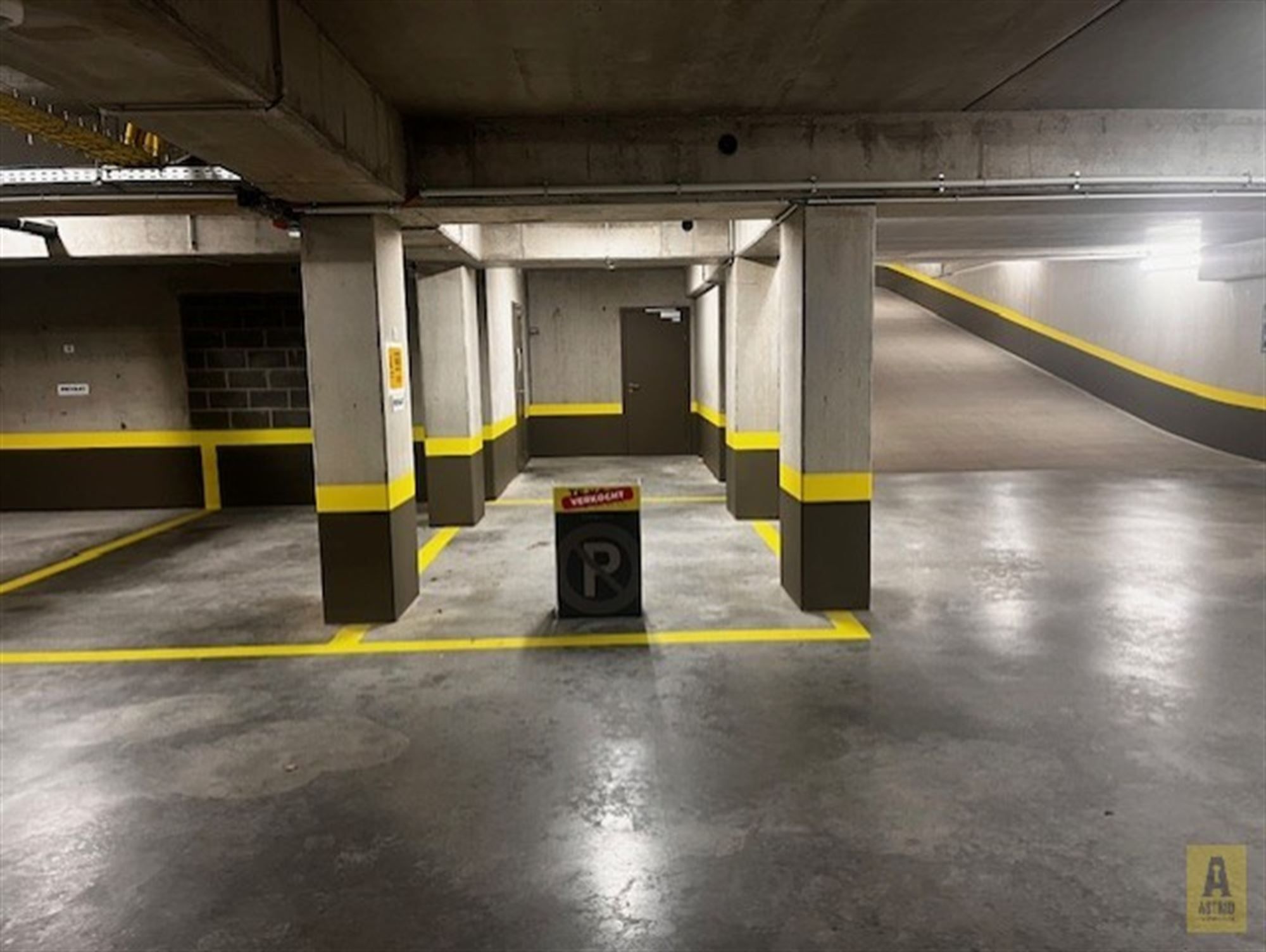 Meerdere ondergrondse parkeerplaatsen te huur in res Europe foto 2