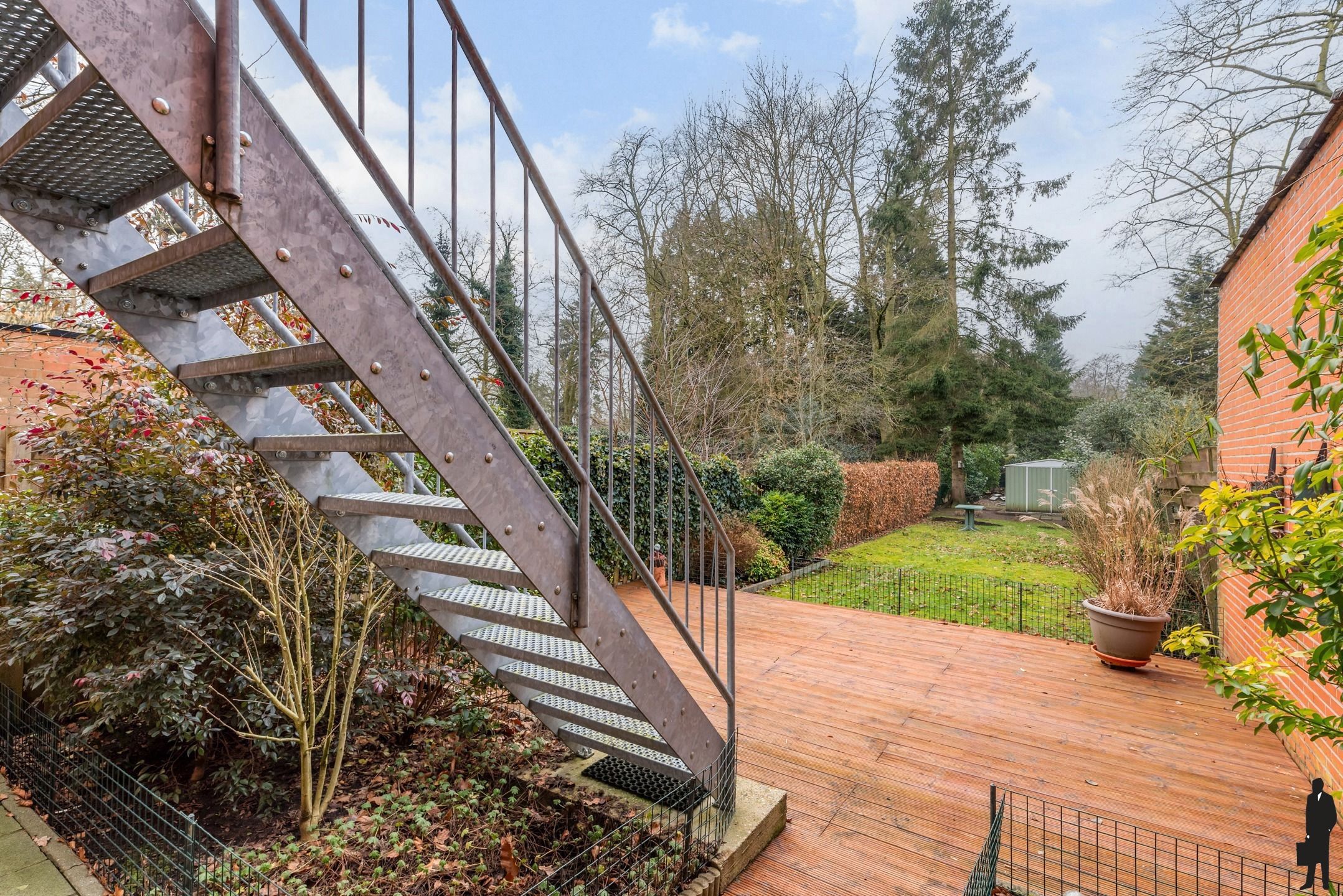 Te renoveren ruime bel-etagewoning op ca. 315 m² met veel potentieel en diepe besloten tuin! foto 10