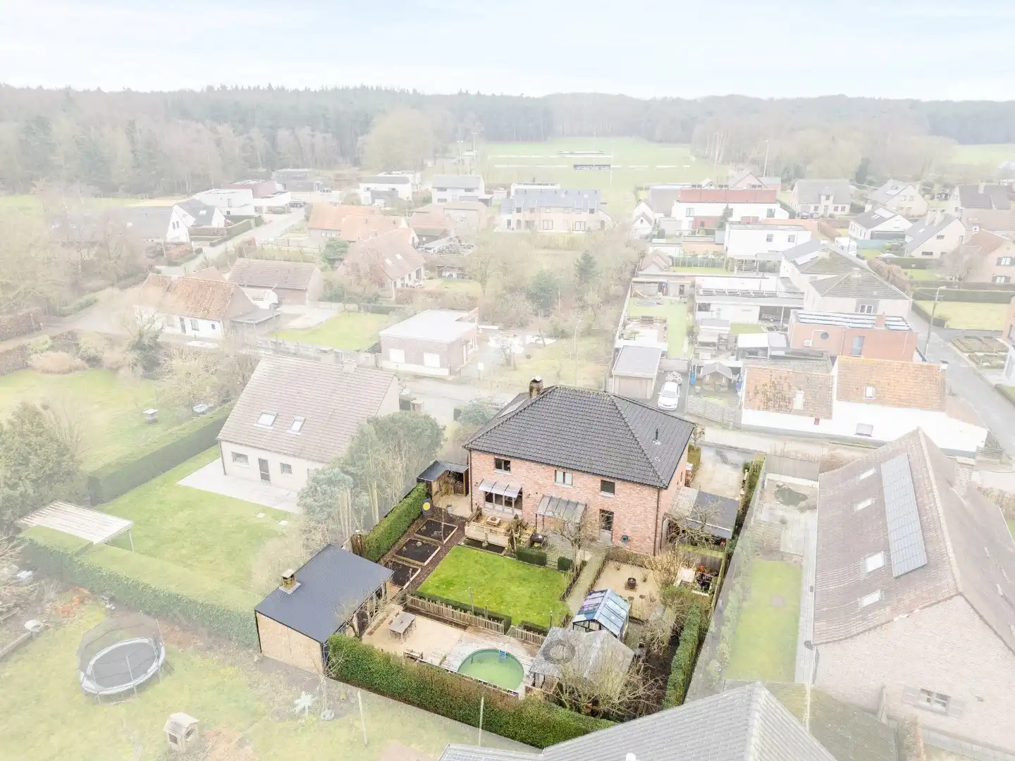 Charmante woning met o.a. 5 kamers en bureau foto 19