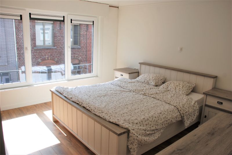 Volledig vernieuwde woning met binnenkoer foto 11