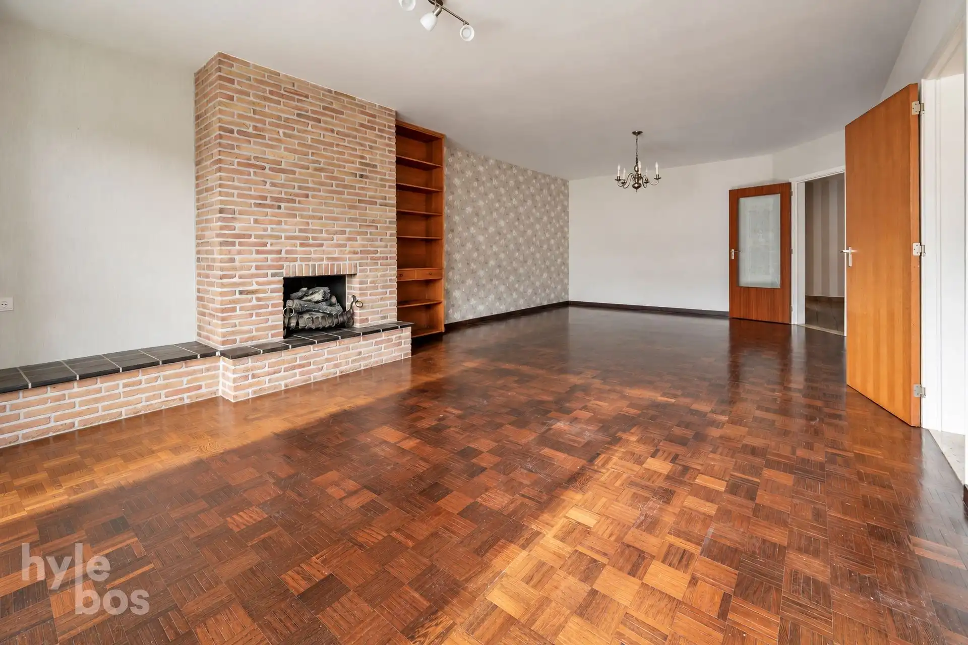 Centraal gelegen 2 slaapkamer appartement met garage foto 5