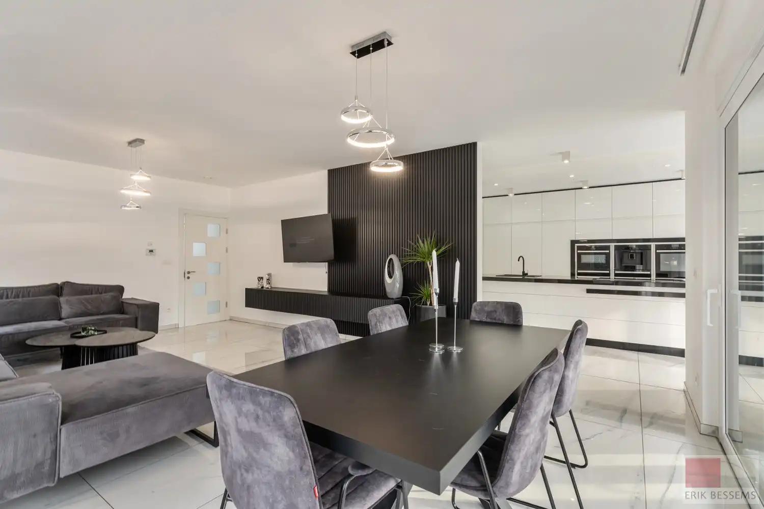 Prachtige en ruime woning met een woonoppervlakte van ca. 277 m², gebouwd in 2018 met vloerverwarming en voorzien van 5 volwaardige slaapkamers en 3 badkamers foto 11